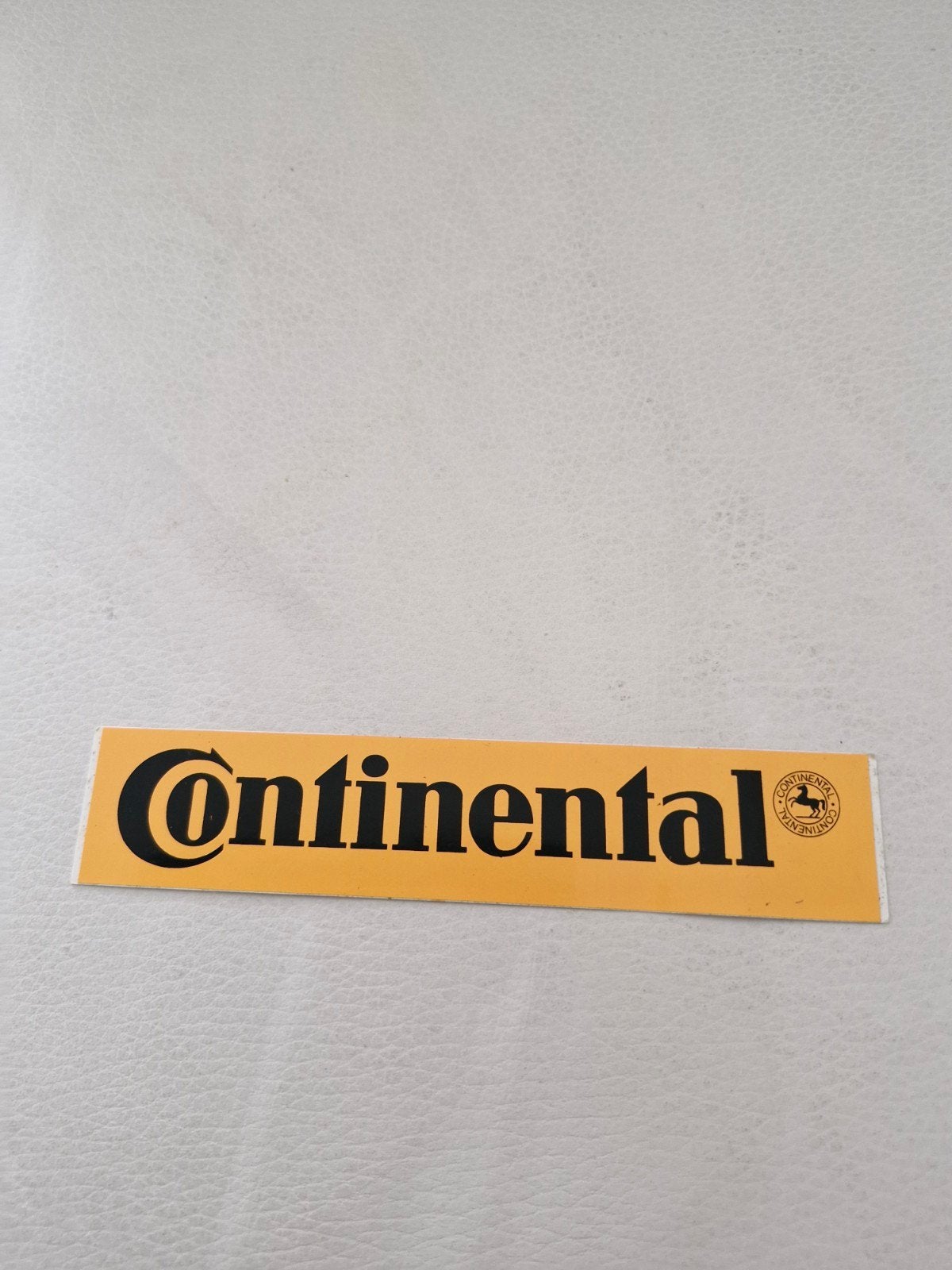 10015 Continental sticker - Gele sticker met zwart logo, Ophalen of Verzenden