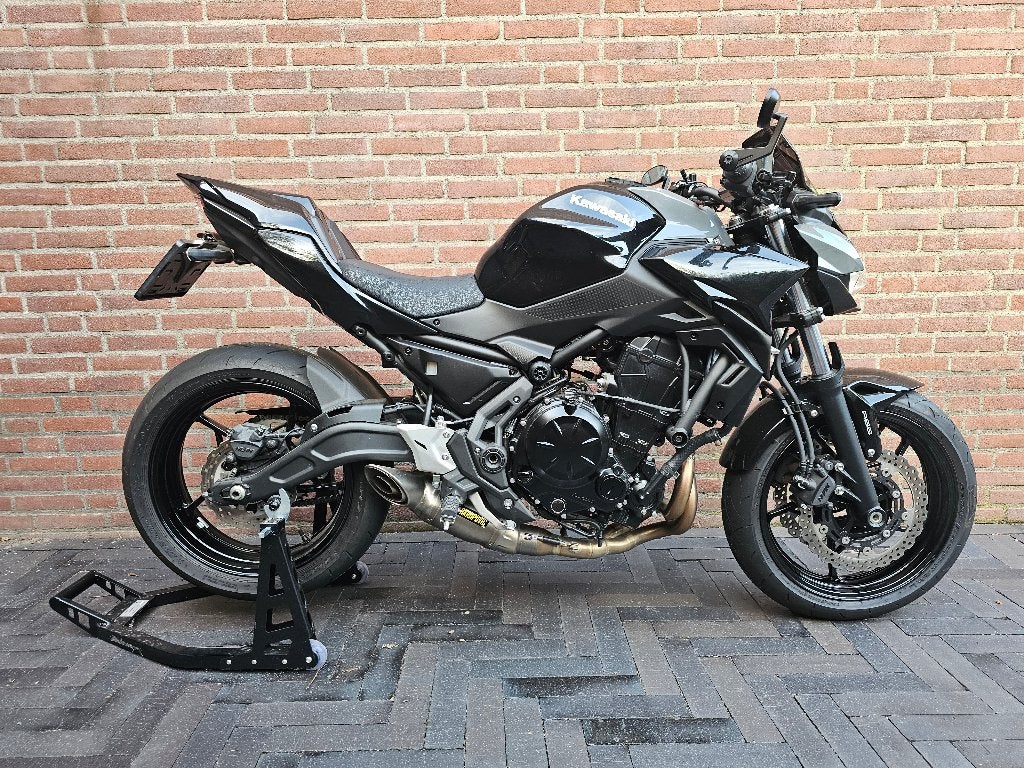 Kawasaki Z650 uit 2024 zwart met extra's, Motoren, 2 cilinders, 649 cc, Gebruikt, Particulier