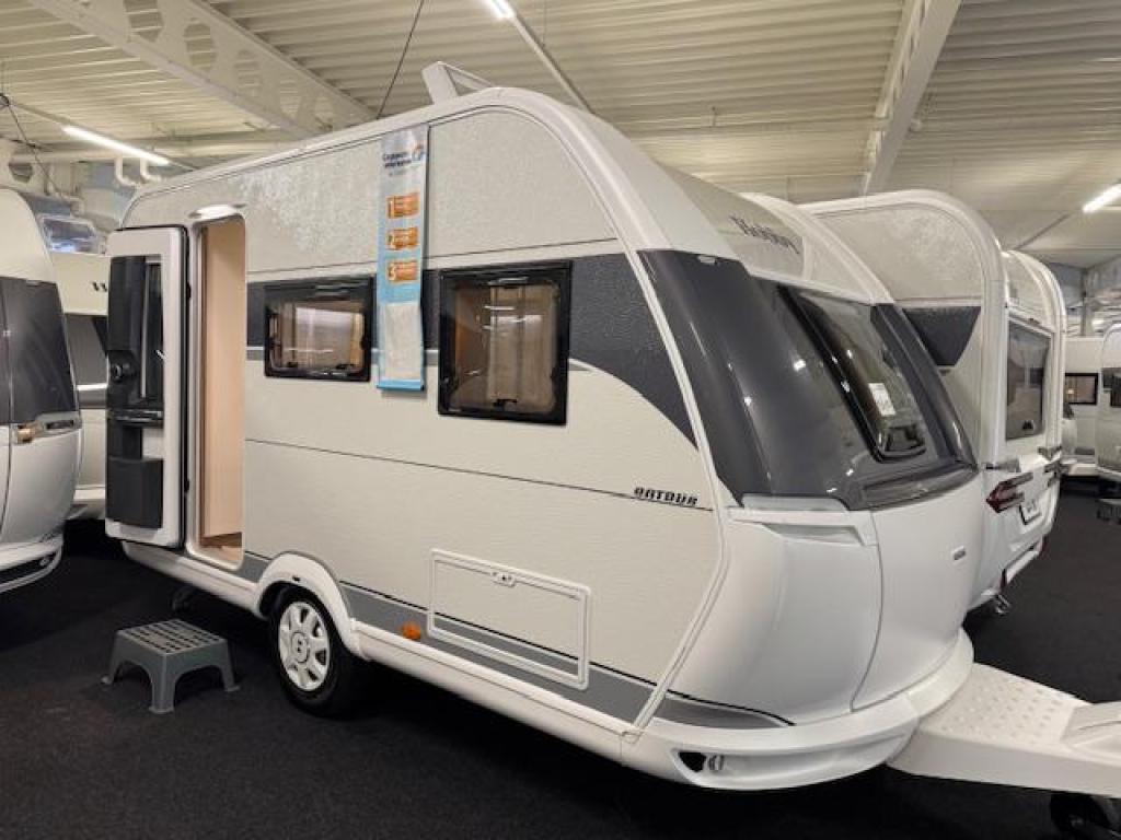 Hobby On Tour 390 SF 2026 + voorraam nu voor €23950, Caravans en Kamperen, Caravans, Hobby, Bedrijf, Treinzit, 750 - 1000 kg