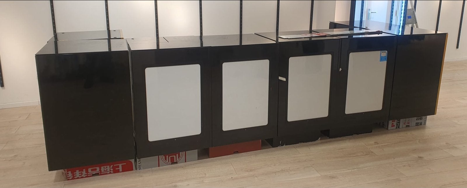 Moderne zwarte bar toonbank met gouden accenten, Ophalen of Verzenden