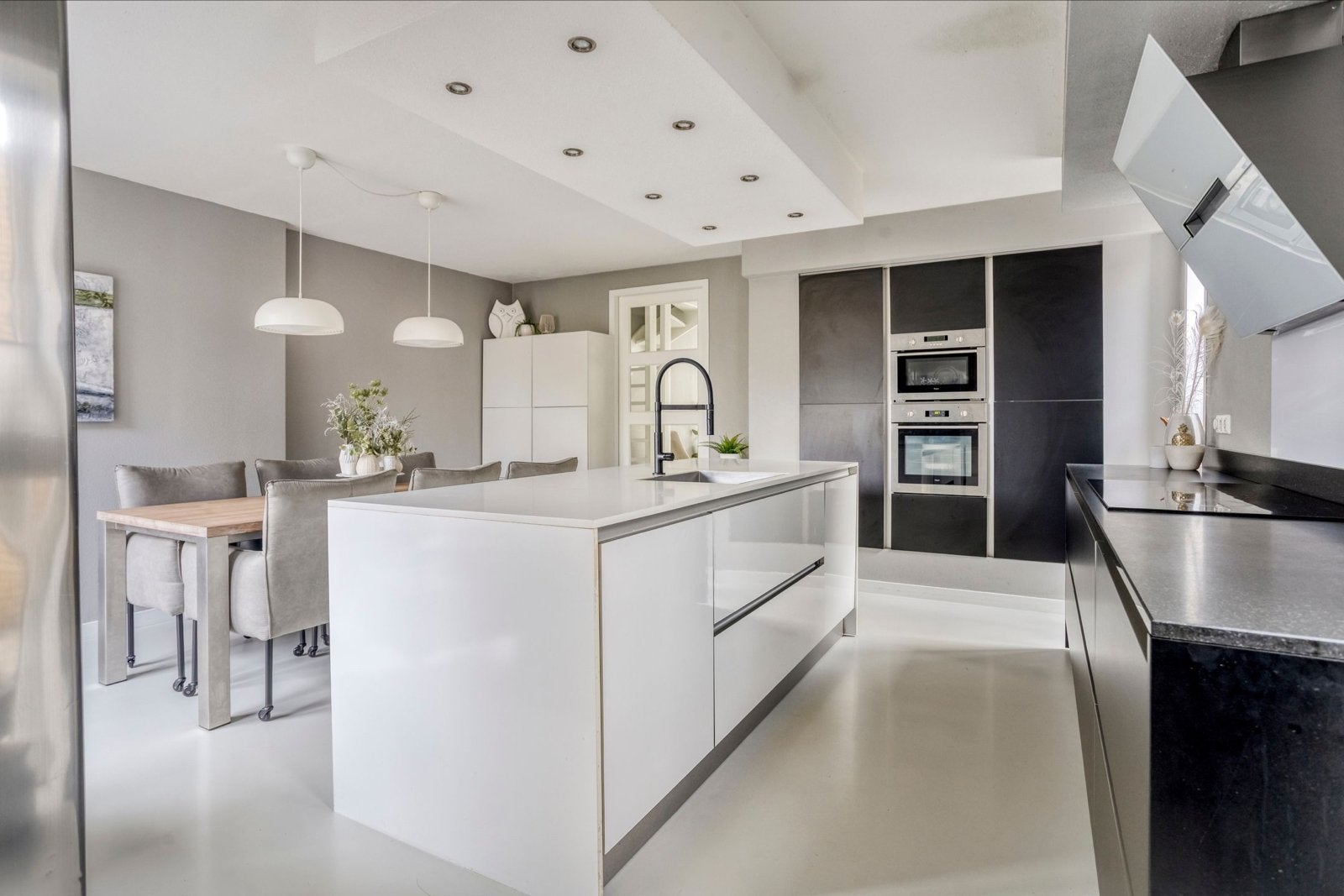 Moderne keuken met kookeiland en inbouwapparatuur, Huis en Inrichting, Keuken | Complete keukens, Ophalen, Gebruikt, Wit, Graniet of Steen