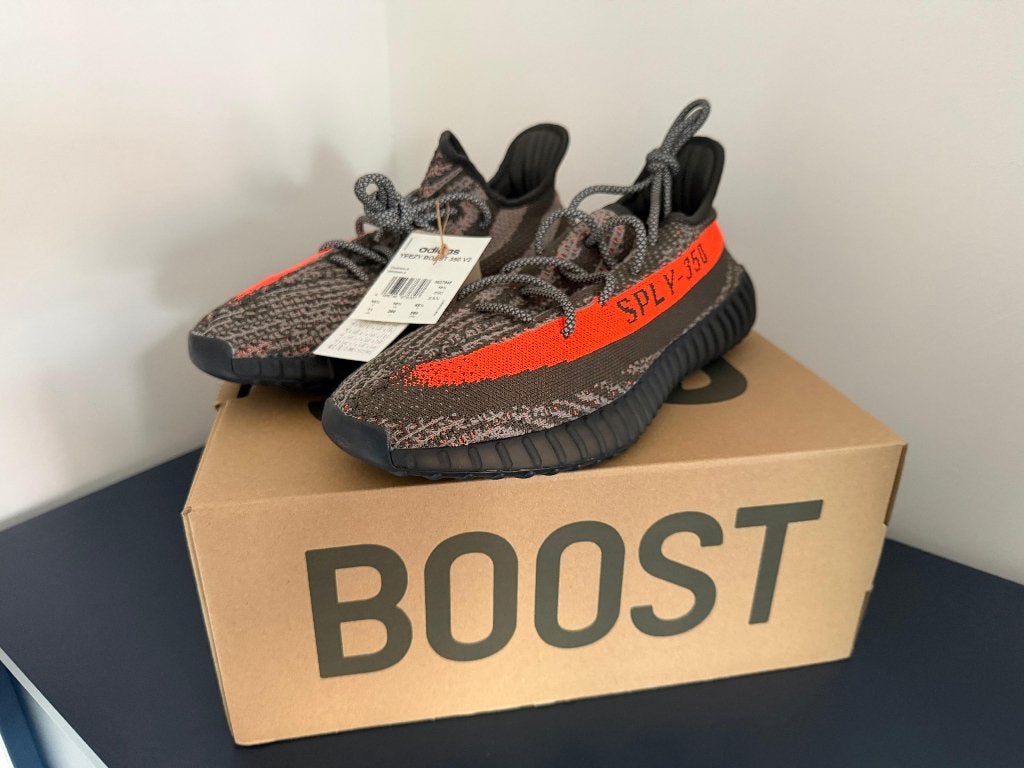 Yeezy Boost 350 V2 45 1/3 Carbon Beluga, Ophalen of Verzenden, Nieuw, Overige kleuren, Adidas Yeezy