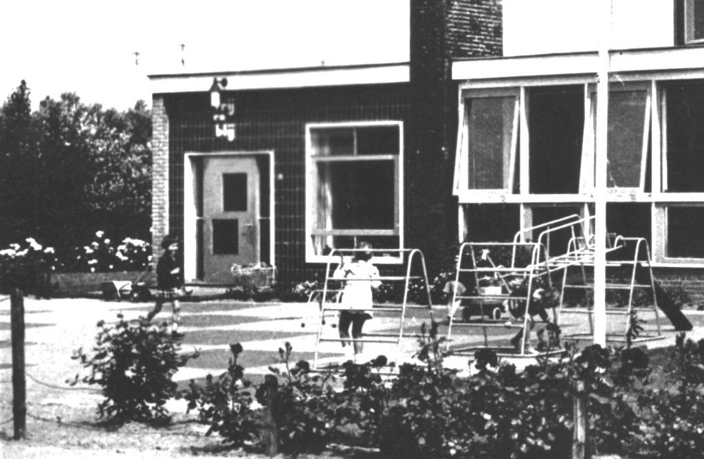 700357 Sluiskil Z jr 60 70 Kleuterschool Wederopbouw, Verzamelen, Ansichtkaarten | Nederland, Ophalen of Verzenden, 1960 tot 1980