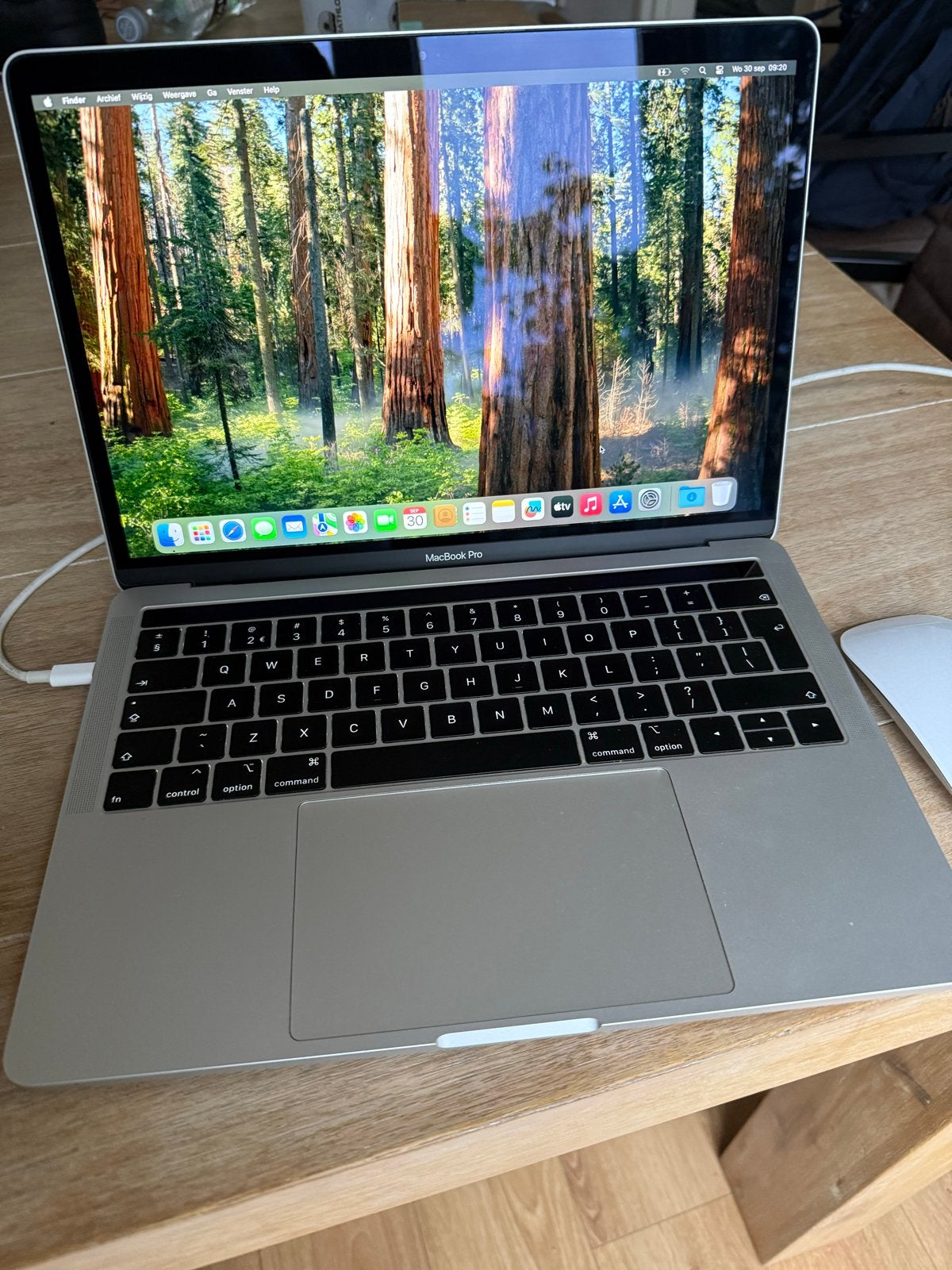 Foto 3 van MacBook Pro 13 inch 2019, in uitstekende staat + Apple mouse