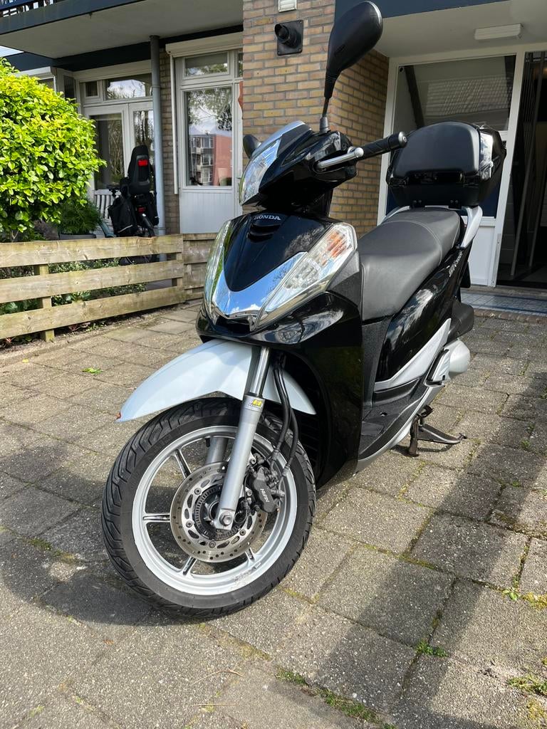 Honda sh 300 topkoffer, Motoren, Scooter, Particulier, Minimaal motorrijbewijs A2, Automaat