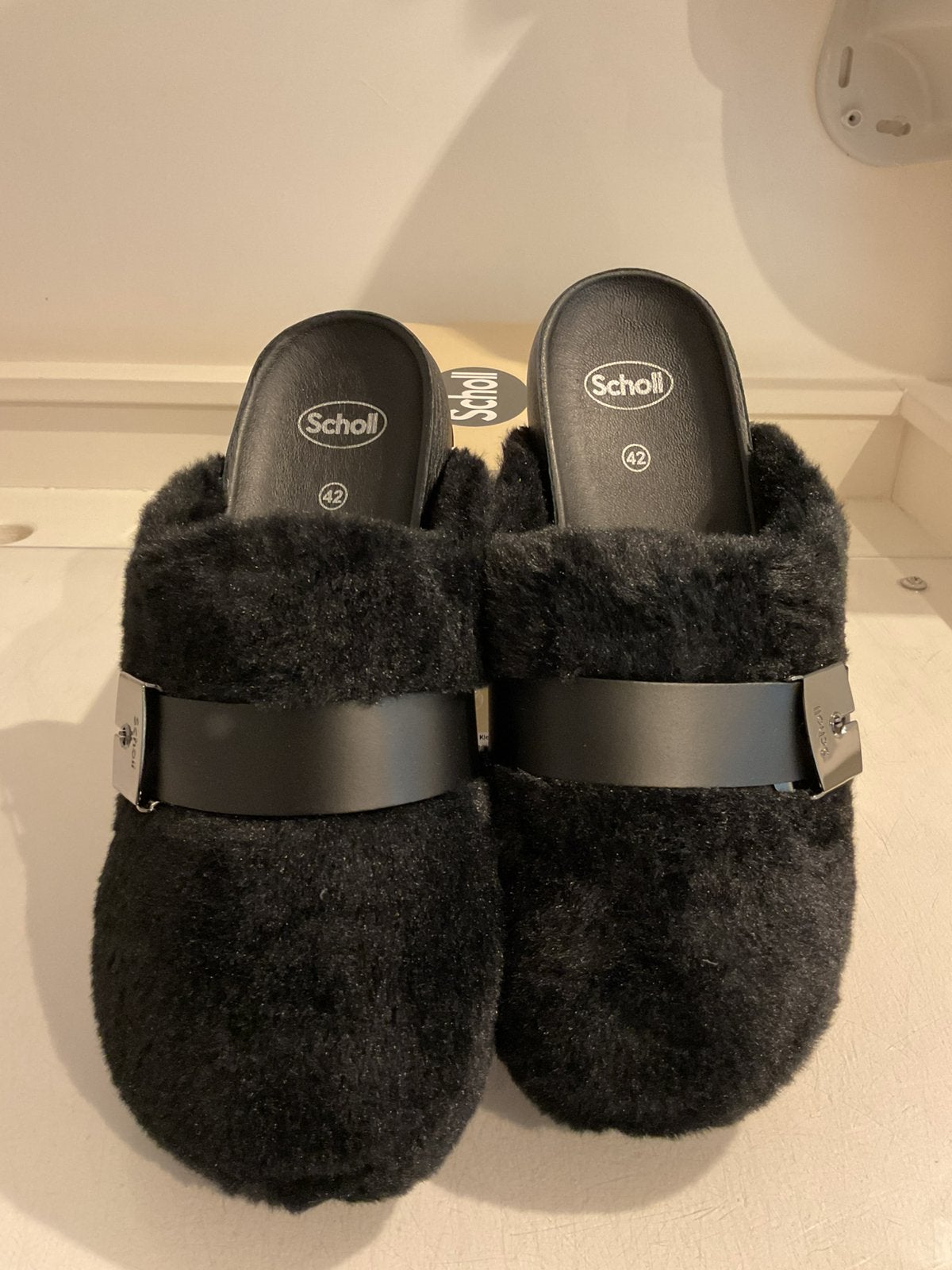 Scholl zwarte teddy slippers leer maat 42 nieuw, Slippers, Zwart, Nieuw, Ophalen of Verzenden