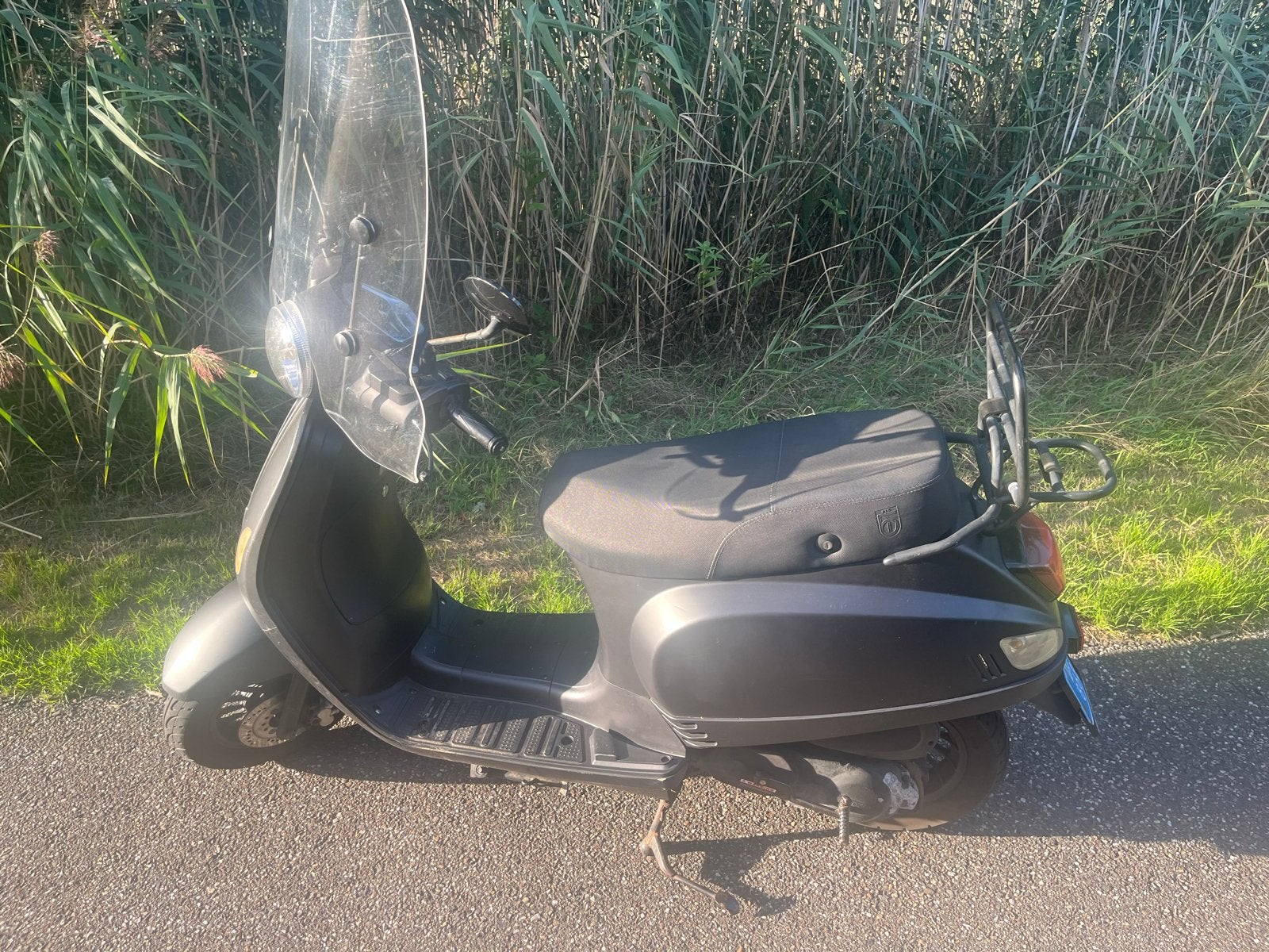 Zwarte BTC Riva scooter - Zo goed als nieuw, Fietsen en Brommers, Ophalen of Verzenden, Zo goed als nieuw, Benzine, Overige merken