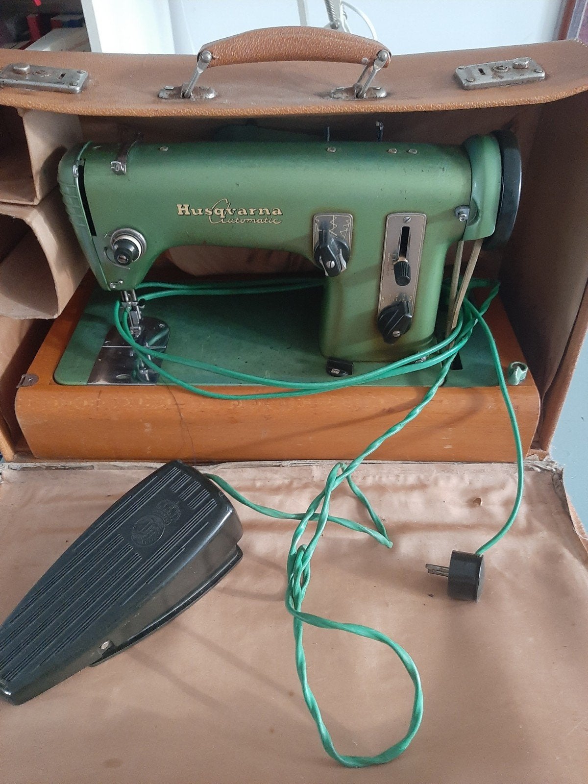 Husqvarna Automatic naaimachine in koffer, Ophalen
