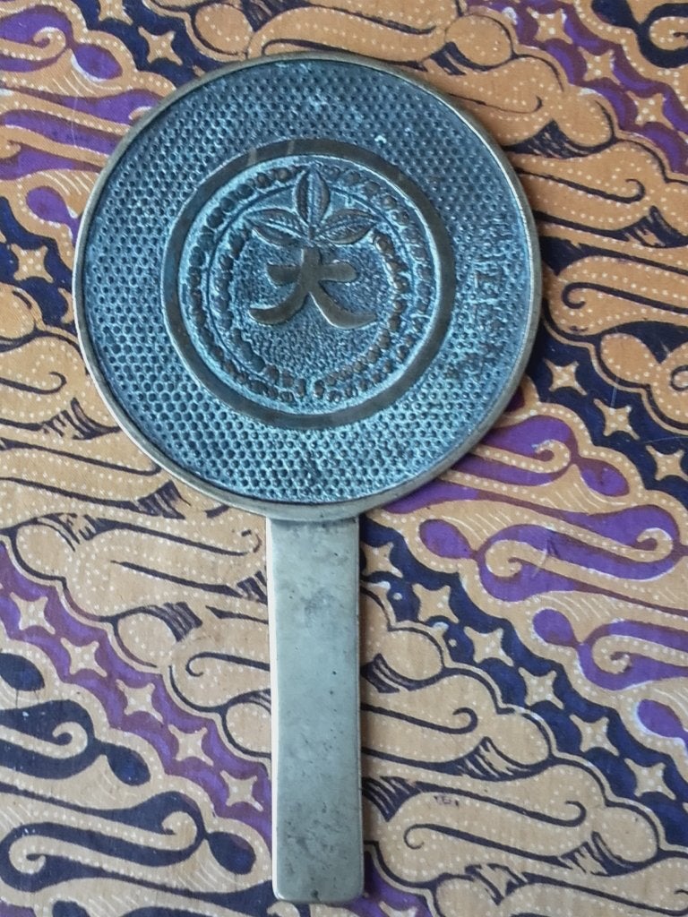 Zeldzame antieke Oosterse sjamaanspiegel van brons 18,1 cm., Ritueel object, Handgemaakt, Ophalen of Verzenden, Overige herkomsten