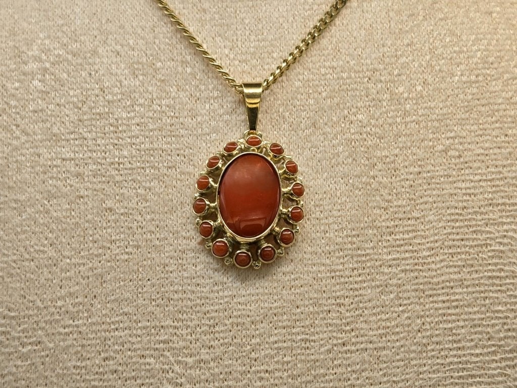 Vintage gouden hanger met bloedkoraal. 2026/577, Sieraden, Tassen en Uiterlijk, Antieke sieraden, Ophalen of Verzenden, Goud, Hanger