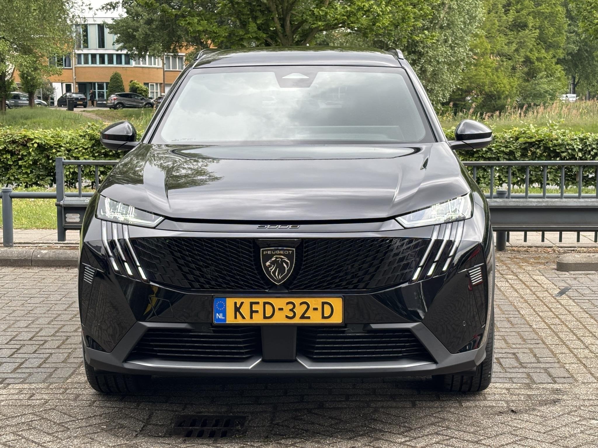 Peugeot 5008 1.6 Plug-in Hybrid 195 Allure 7p 360 Camera Sto, 4 cilinders, Zwart, Hybride Elektrisch/Benzine, 1968 kg