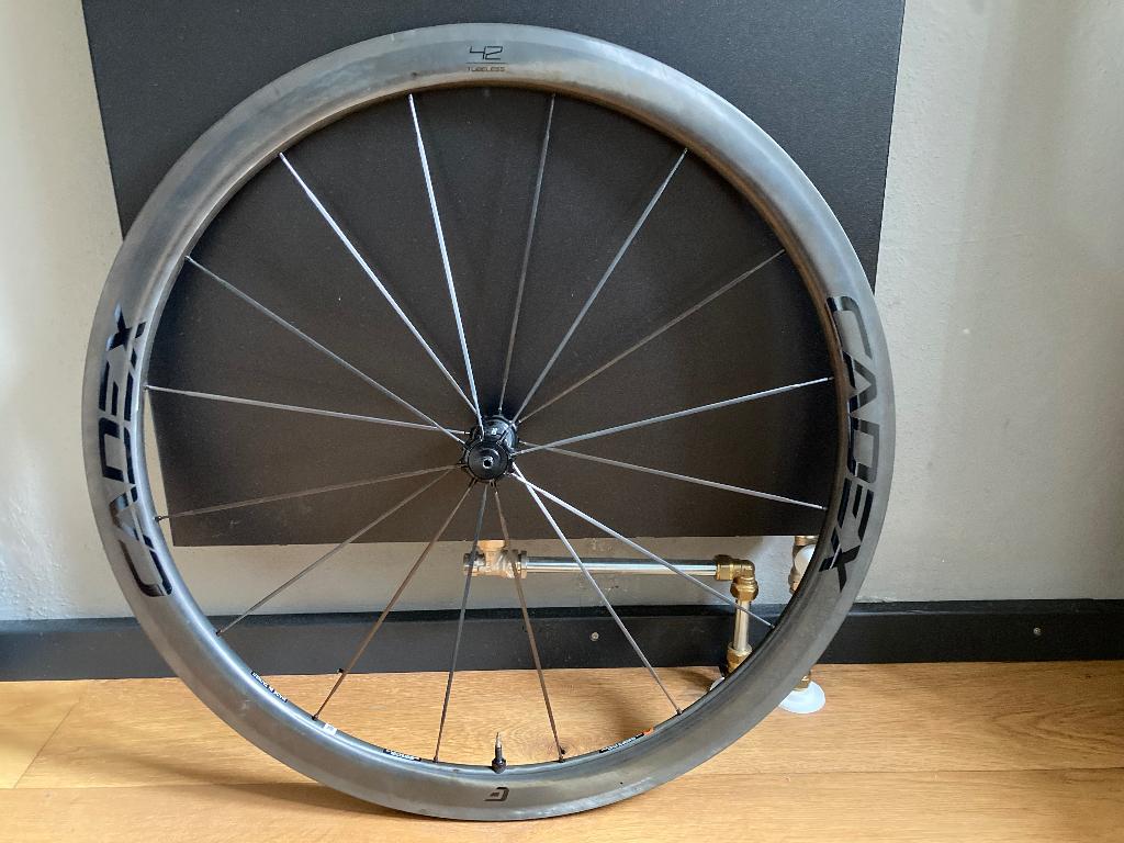 Cadex 42 carbon tubeless velgrem voorwiel, Fietsen en Brommers, Fietsonderdelen, Racefiets, Zo goed als nieuw, Carbon, Ophalen