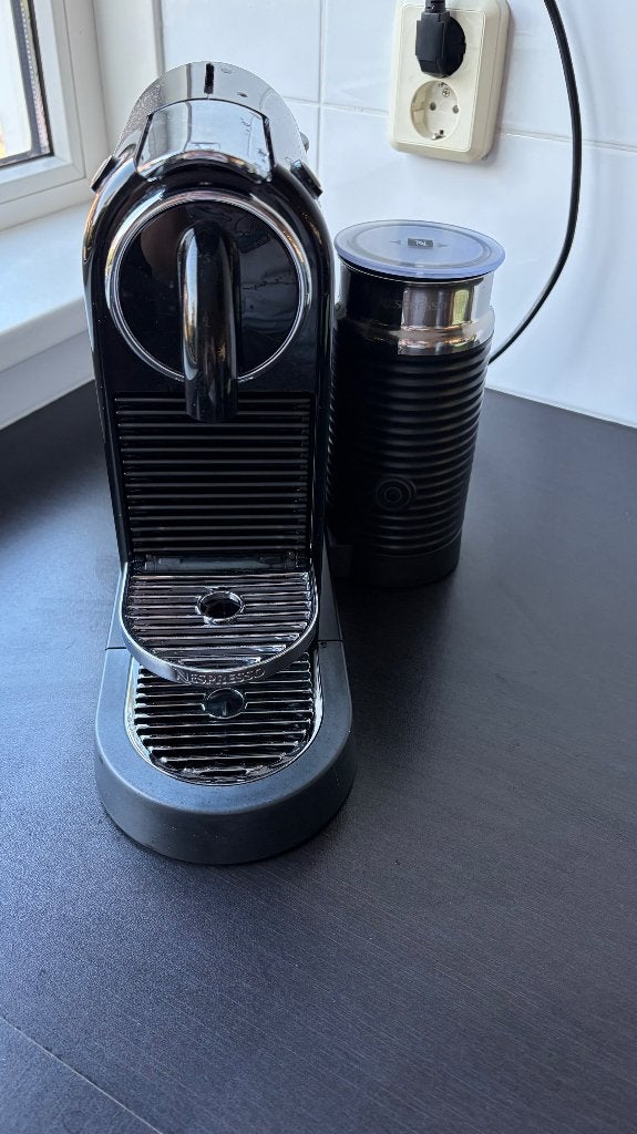 Nespresso CitiZ & Milk (Zwart) – Met klein defect, Gebruikt, Koffiemachine, Ophalen of Verzenden, 1 kopje