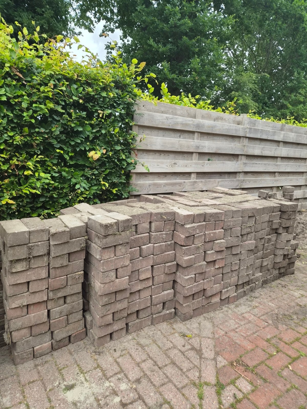 Circa 550 klinkers. Ook 66 Stoeptegels aanwezig, Tuin en Terras, Tegels en Klinkers, Ophalen, Gebruikt, Beton, Klinkers