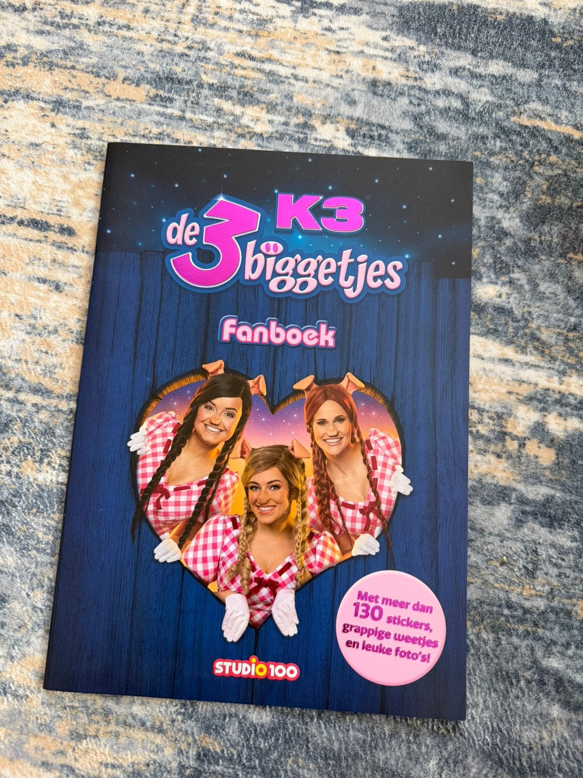 K3 – De 3 Biggetjes Fanboek | Studio 100, Ophalen of Verzenden, Nieuw, Non-fictie