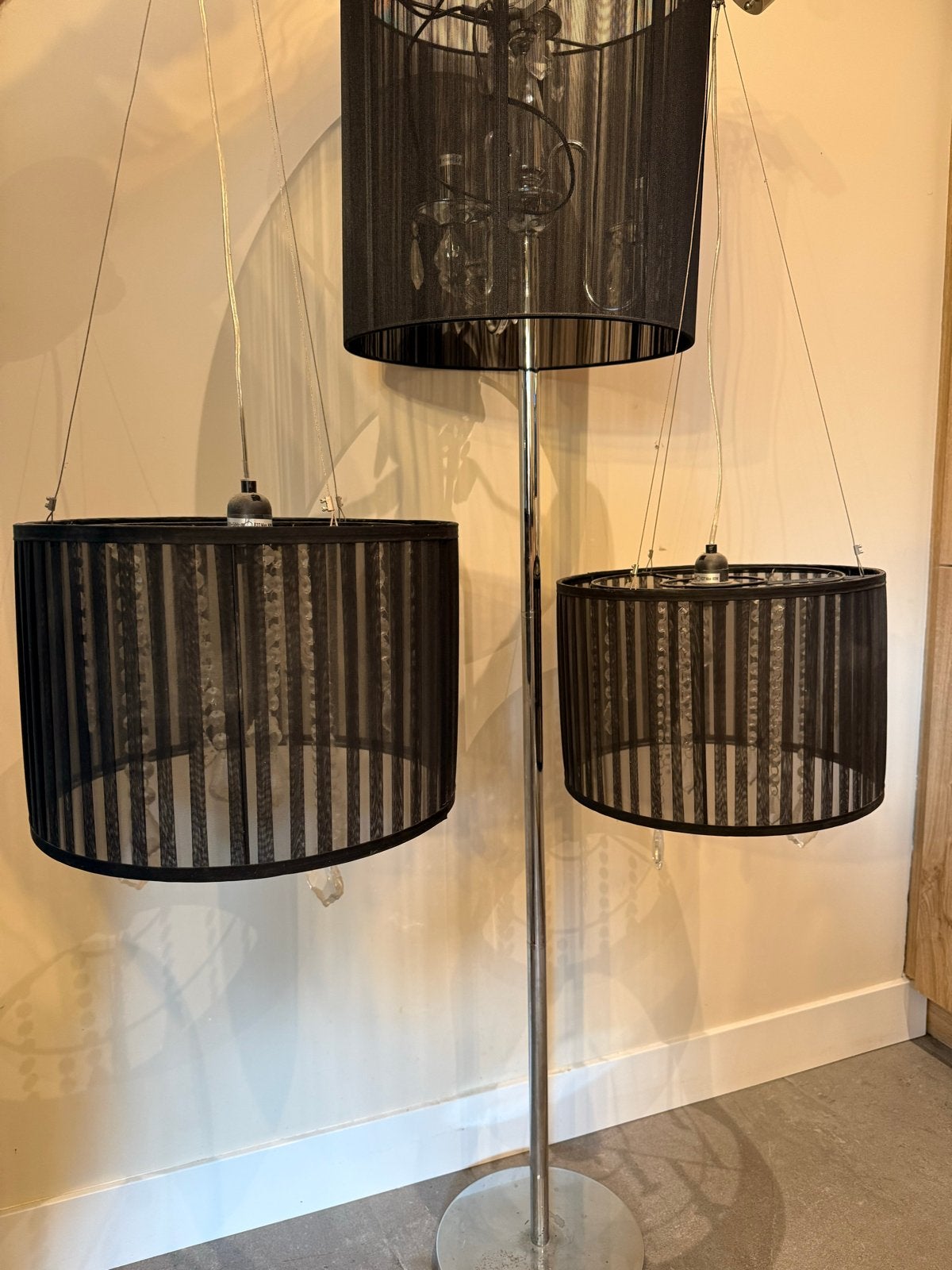 Zwarte vloerlamp met kristallen en 2 bijpassende hanglampen, Huis en Inrichting, Lampen | Vloerlampen, Ophalen, Gebruikt, E14 (klein)
