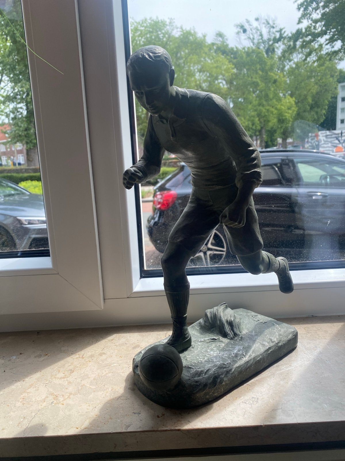 beeld van voetballer, gesigneerd H. Figere, Ophalen of Verzenden, 20 - 50 cm, Beeld, Man