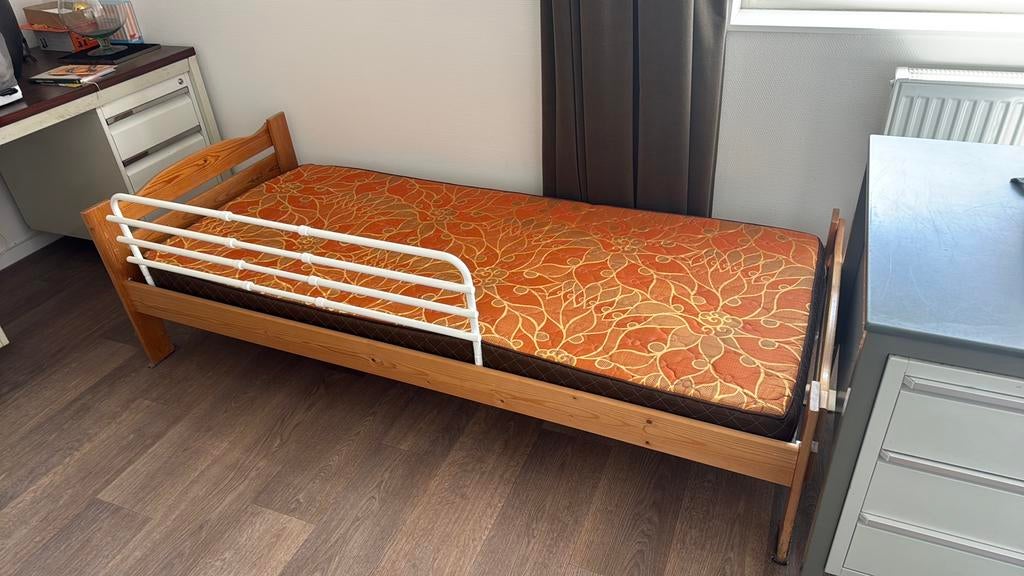 Peuterbed met anti val hekje met matras, Kinderen en Baby's, Kinderkamer | Bedden, Ophalen, 85 tot 100 cm, Gebruikt, Lattenbodem