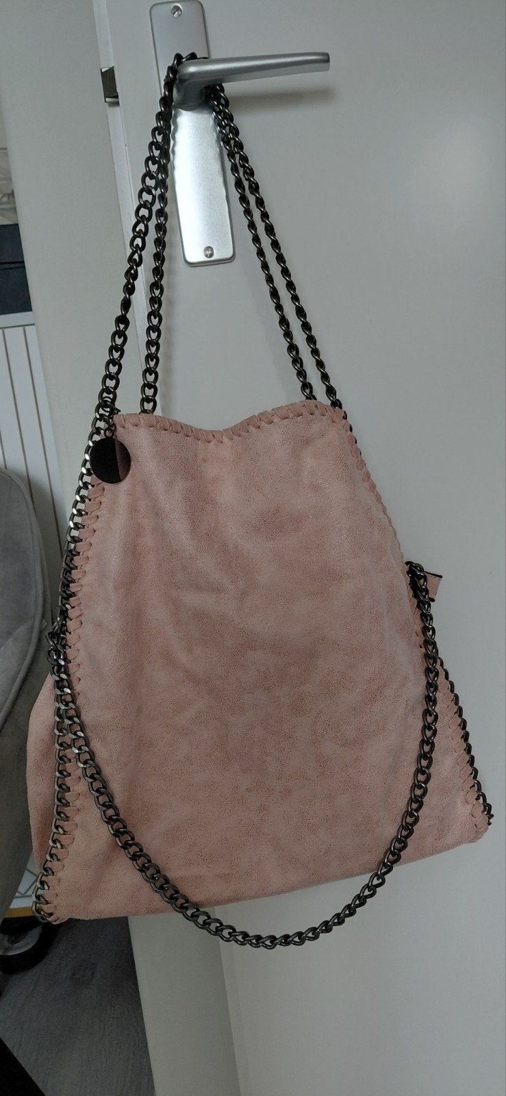 Suedelook Schoudertasje - Roze met Kettingdetails, Sieraden, Tassen en Uiterlijk, Ophalen of Verzenden, Gebruikt, Roze, Schoudertasje