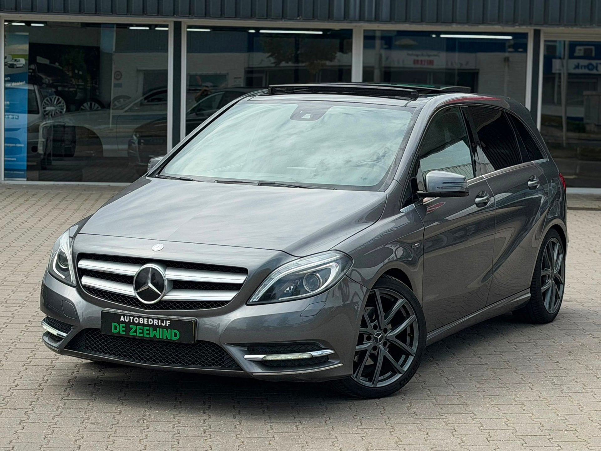 Mercedes-Benz B-klasse 180 Ambition|Leer|Panoramadak|RIjklaa, Auto's, Voorwielaandrijving, Euro 5, Gebruikt, 1295 kg