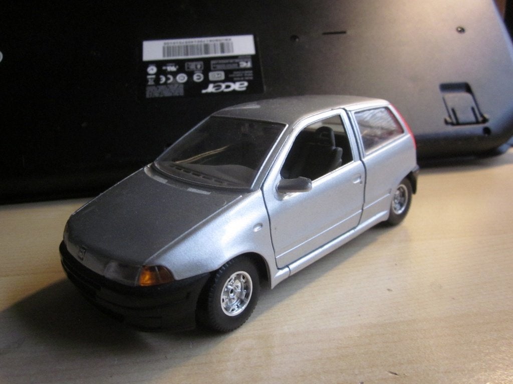 Fiat Punto 3 deurs zilvergrijs Burago 1:24, Ophalen of Verzenden, Zo goed als nieuw, Auto, Bburago