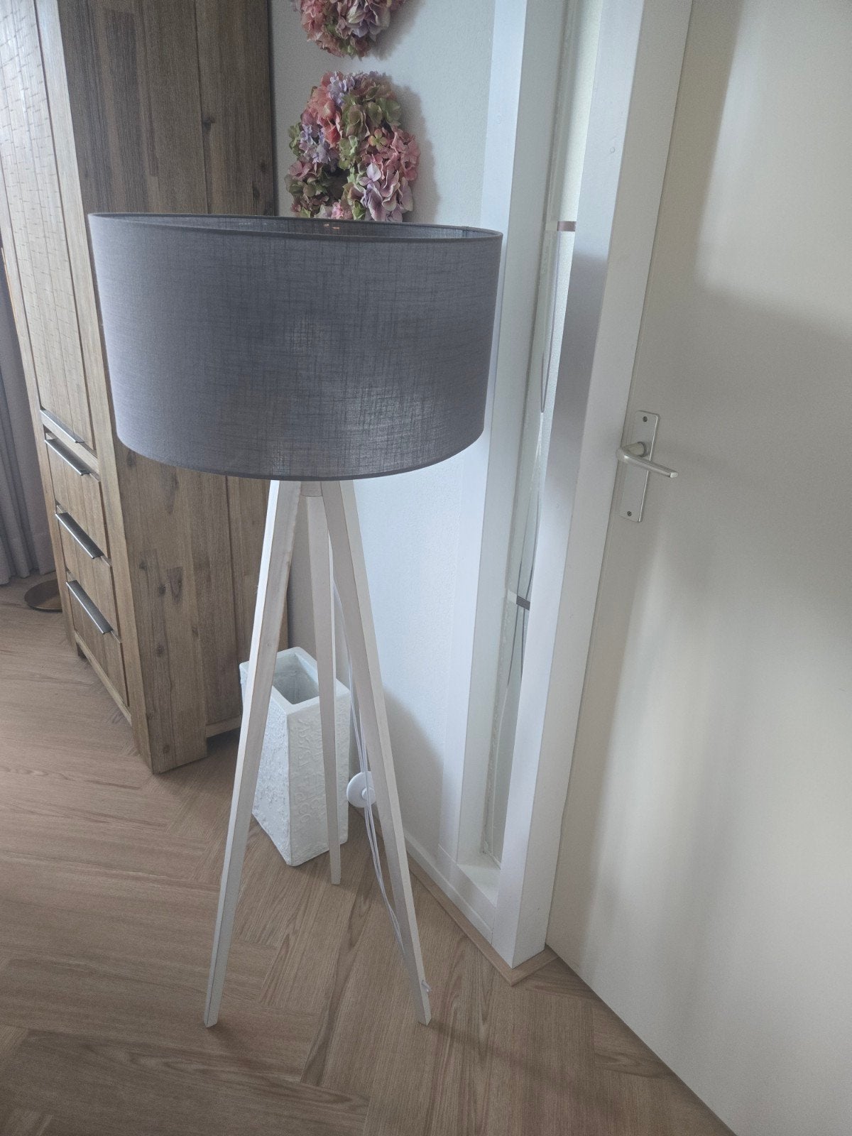 Nieuwstaat driepoot vloerlamp wit hout kap grijs, Ophalen, 100 tot 150 cm, E27 (groot), Zo goed als nieuw