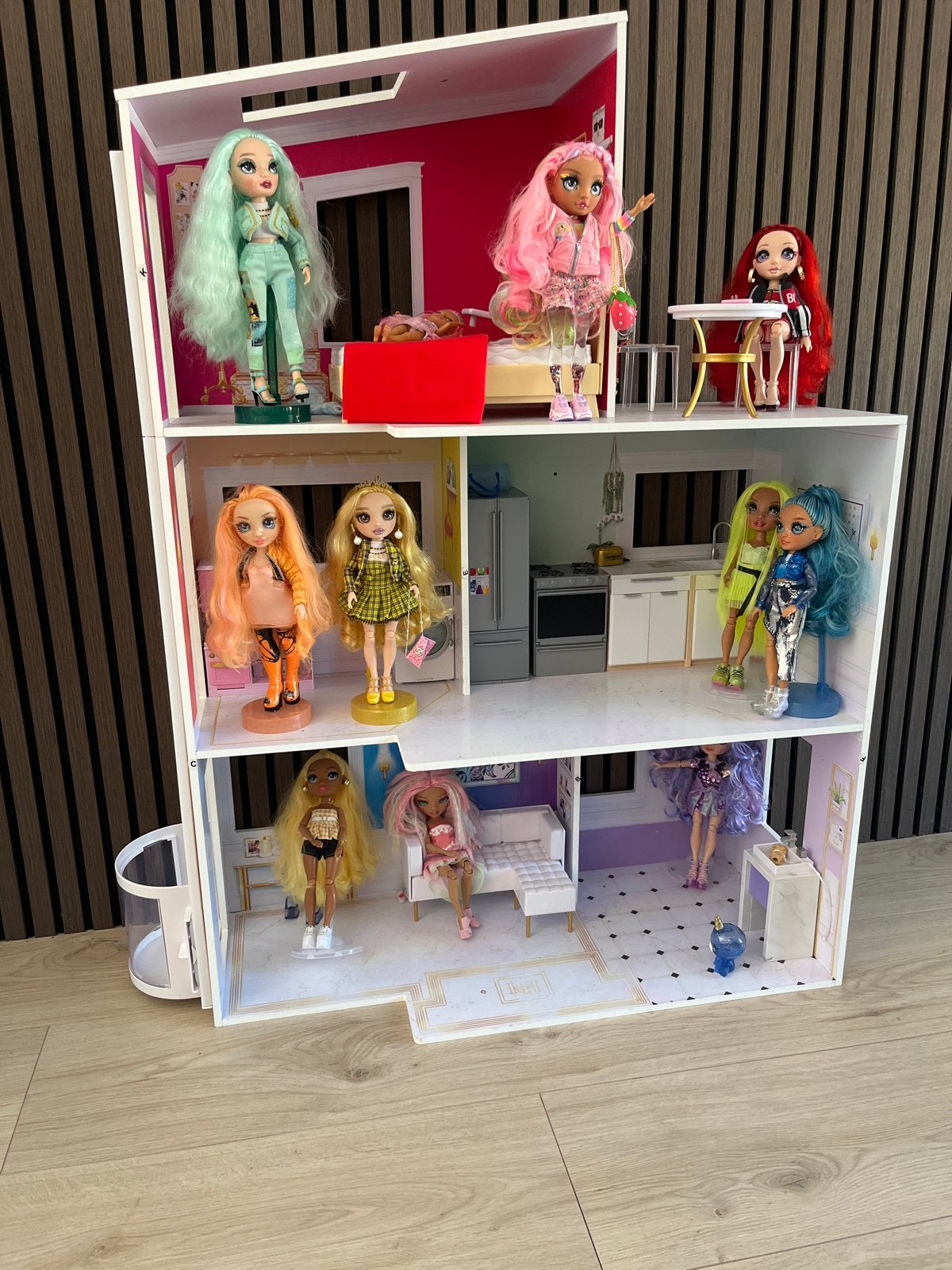 Groot poppenhuis met 8 Rainbow High poppen en meubels, Ophalen of Verzenden, Zo goed als nieuw, Poppenhuis