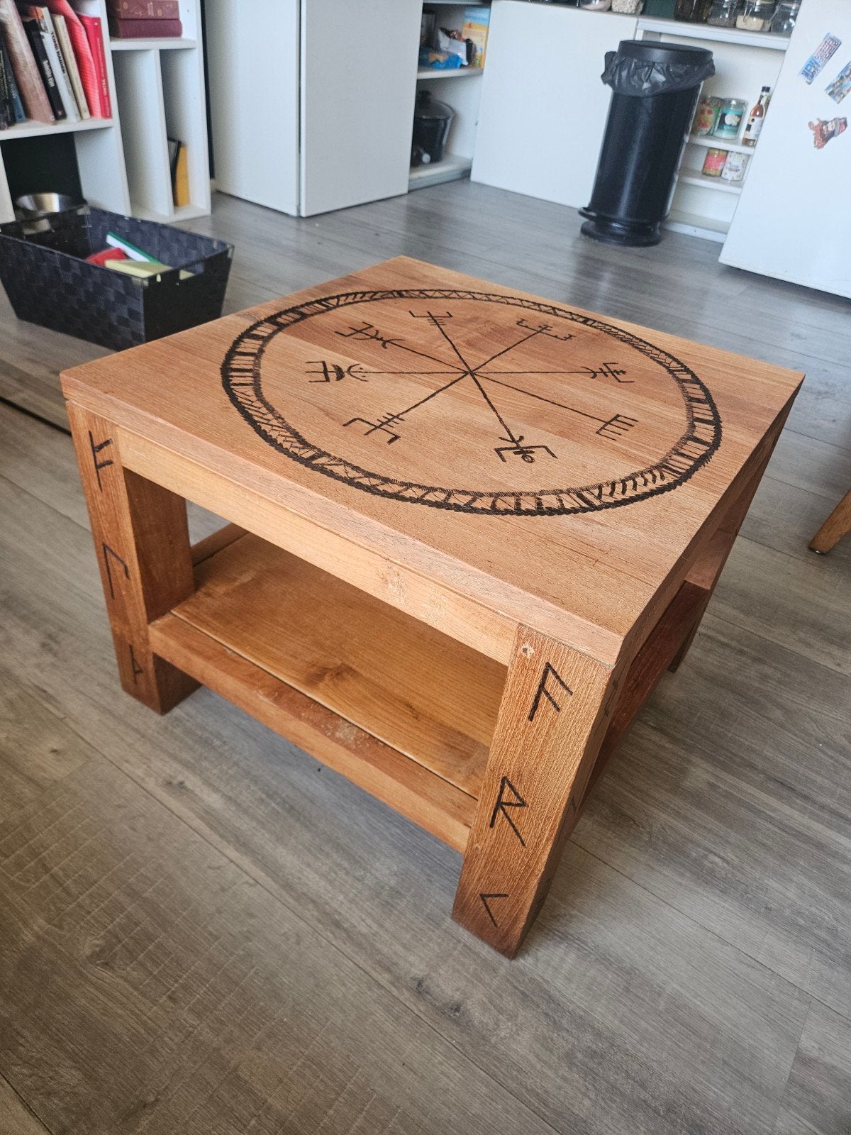 Unieke houten salontafel met Vegvisir en runen, Ophalen, Minder dan 45 cm, Minder dan 55 cm, Viking, Rustiek, Mystiek