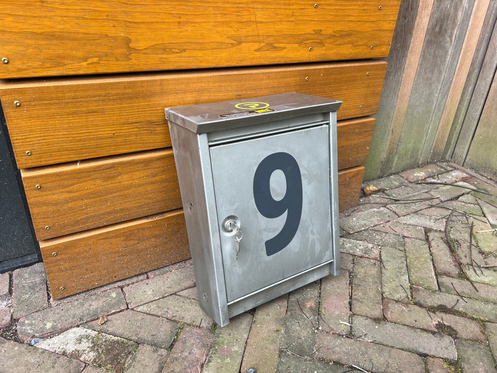 Gebruikte brievenbus met nummer 9, Tuin en Terras, Brievenbussen, Ophalen, Gebruikt, Rvs, Staande brievenbus