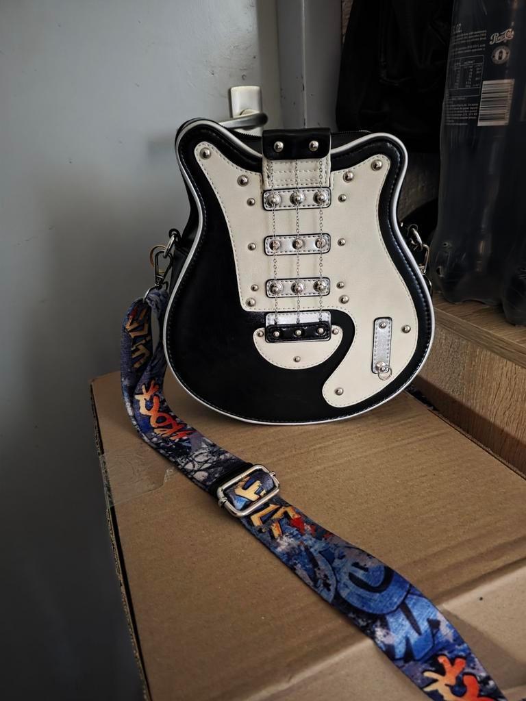 Aparte "gitaar" tas, Sieraden, Tassen en Uiterlijk, Tassen | Damestassen, Ophalen of Verzenden, Zo goed als nieuw, Zwart, Handtas