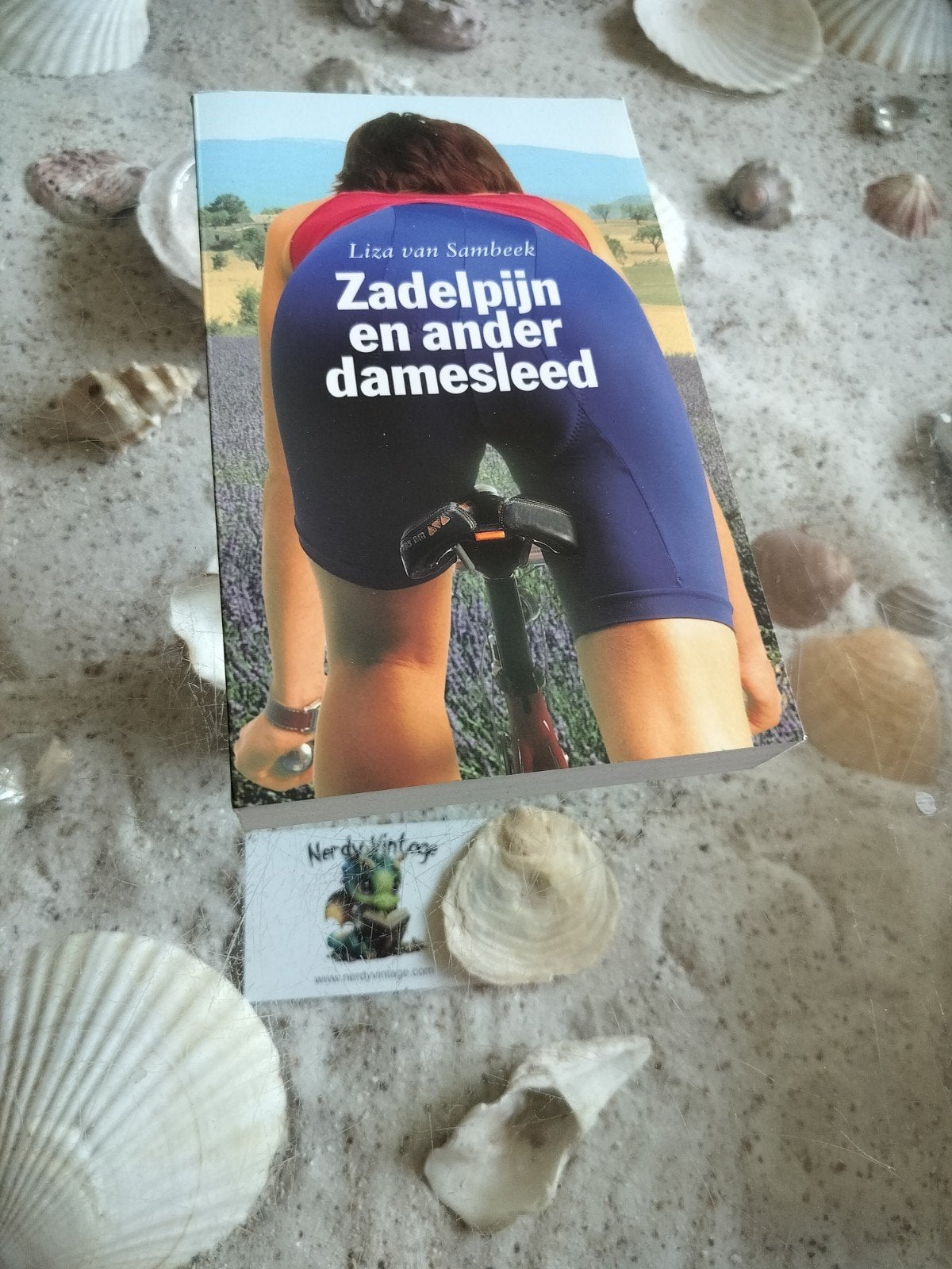Liza van Sambeek - Zadelpijn en ander damesleed, Boeken, Gelezen, Ophalen of Verzenden, L. van Sambeek