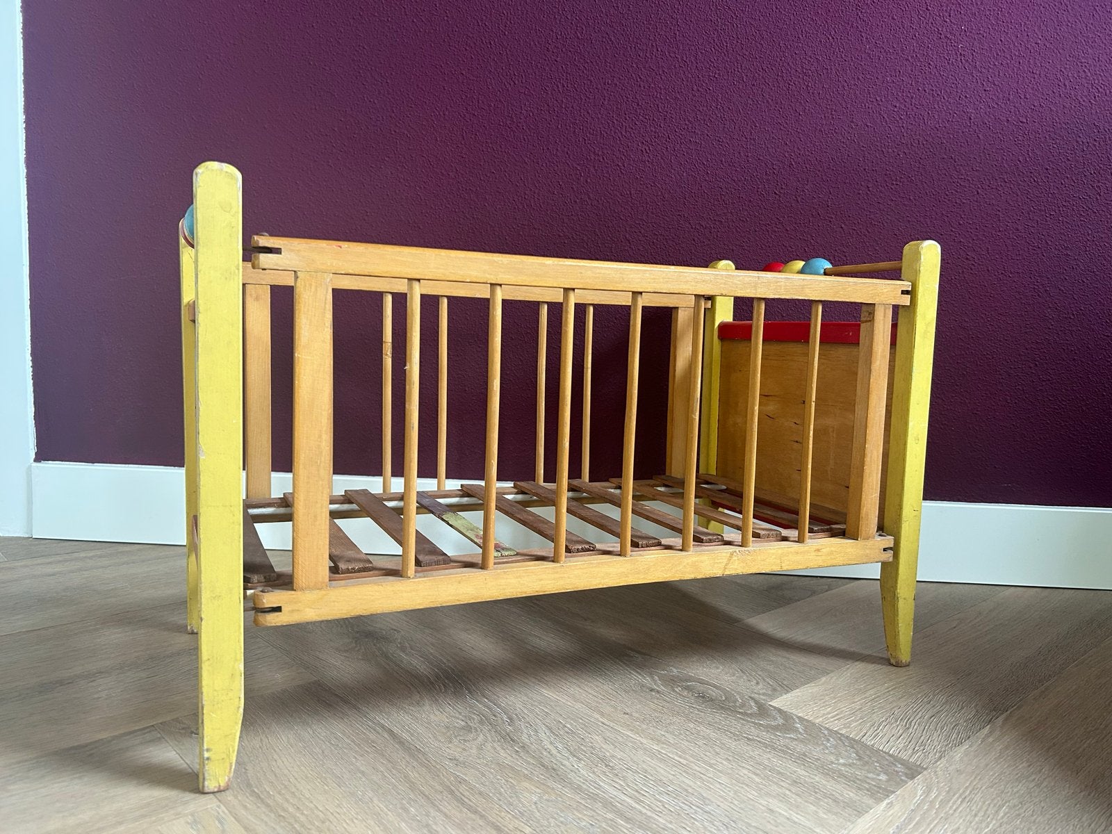 Vintage houten poppenbedje met olifant en vos, Kinderen en Baby's, Speelgoed | Poppen, Ophalen, Gebruikt, Overige typen