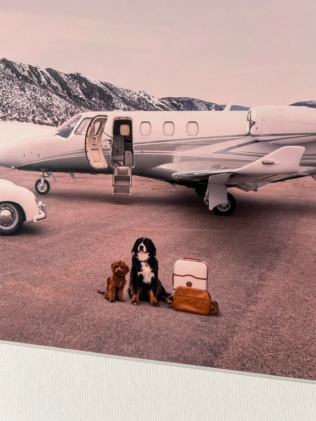 Gray Malin - The Arrival Aspen Private Airport - Ingelijst, Ophalen of Verzenden, Foto, Fotografie, Genummerd