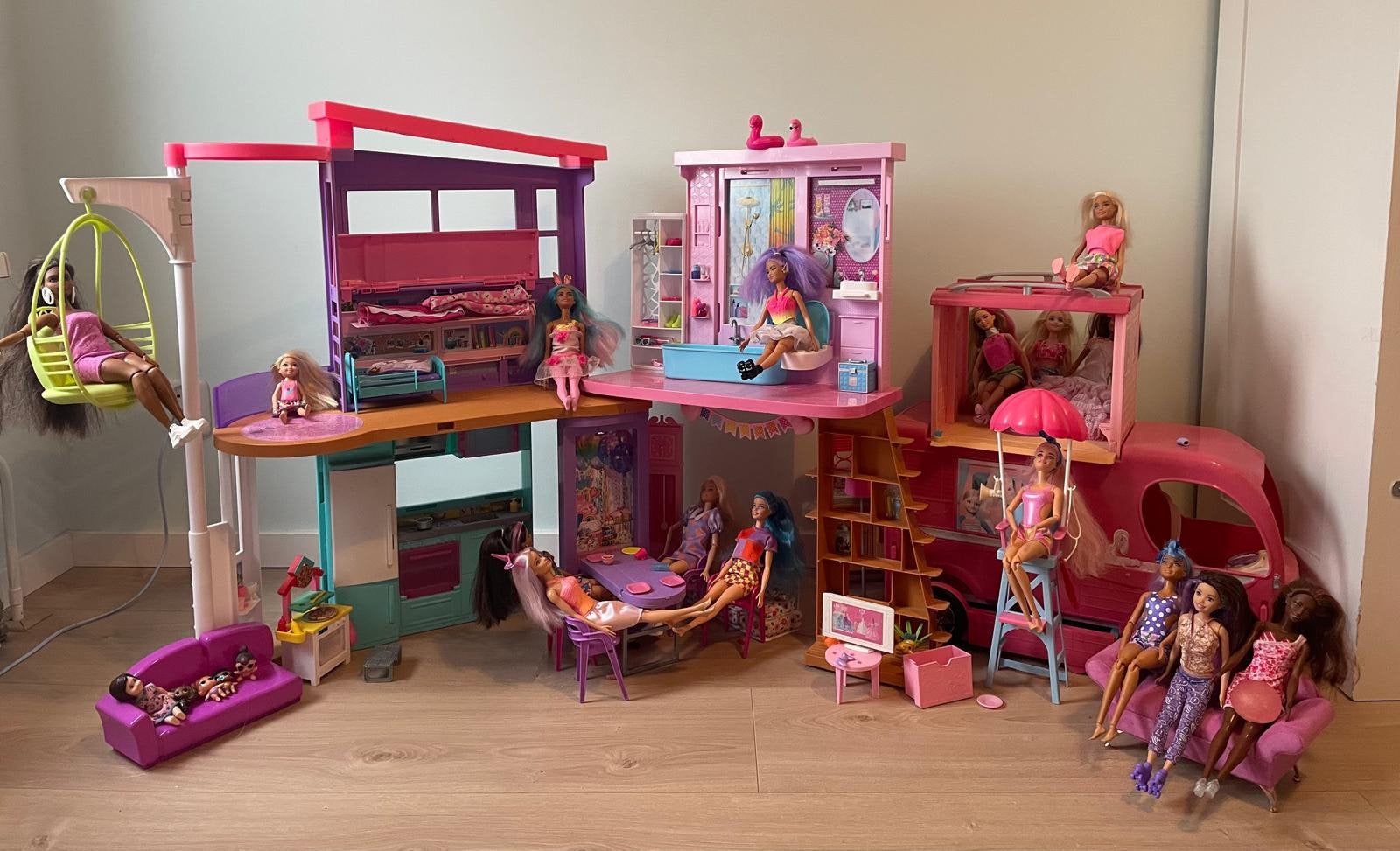 Barbie huis Malibu,  Camper, 21 poppen, accessoires, Ophalen, Gebruikt, Barbie
