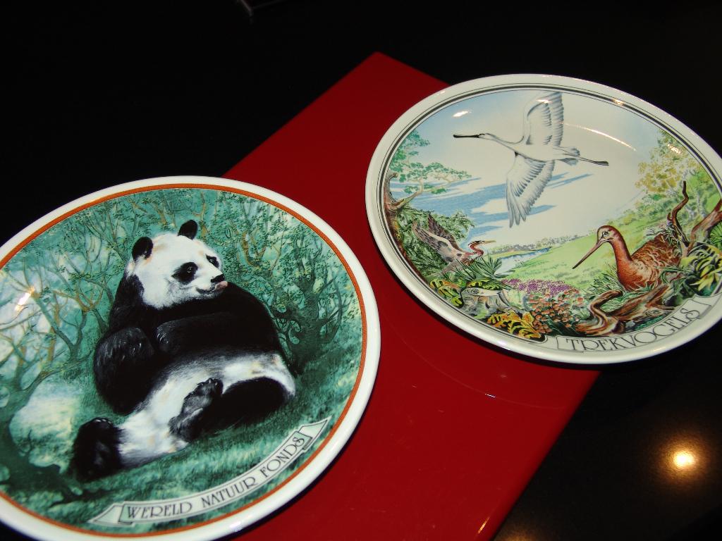 WNF | 2 Wandbord panda trekvogels | Regina Holland | vintage, Meerkleurig, Steen/keramiek, Ophalen of Verzenden, Wandbord of Wandpaneel