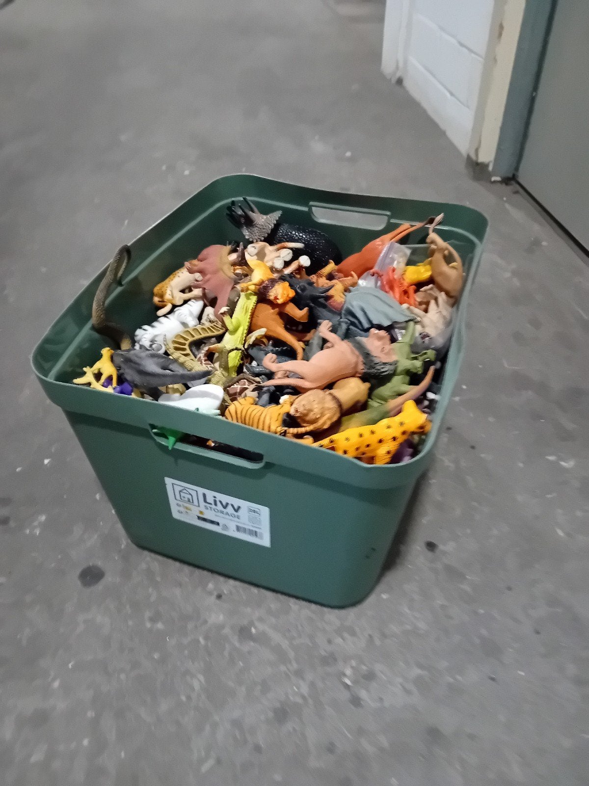 Grote bak met speelgoeddieren en 3 bussen met dieren, Ophalen of Verzenden, Zo goed als nieuw