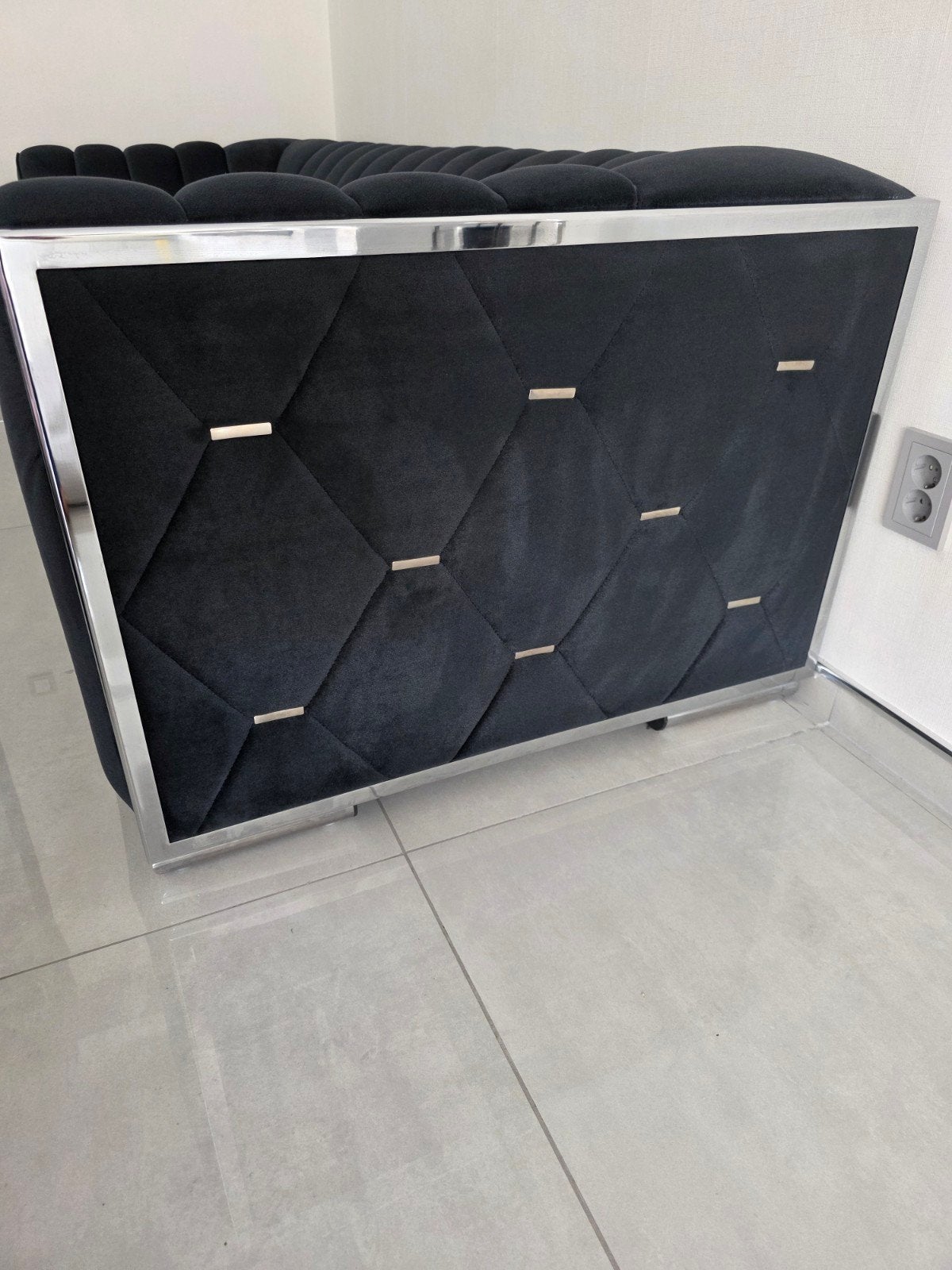 Luxe Stijlvolle Zwarte Bank met Chrome Details, Huis en Inrichting, Ophalen, Gebruikt, Driepersoons, 75 tot 100 cm