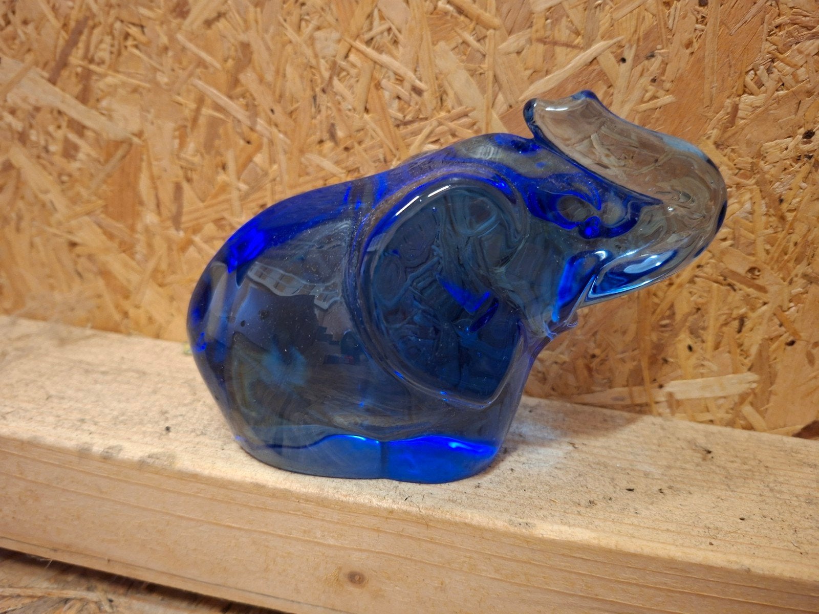 Mooi glazen beeld olifant ,blauw glas, Verzamelen, Beelden en Beeldjes, Ophalen of Verzenden, Zo goed als nieuw, Dier