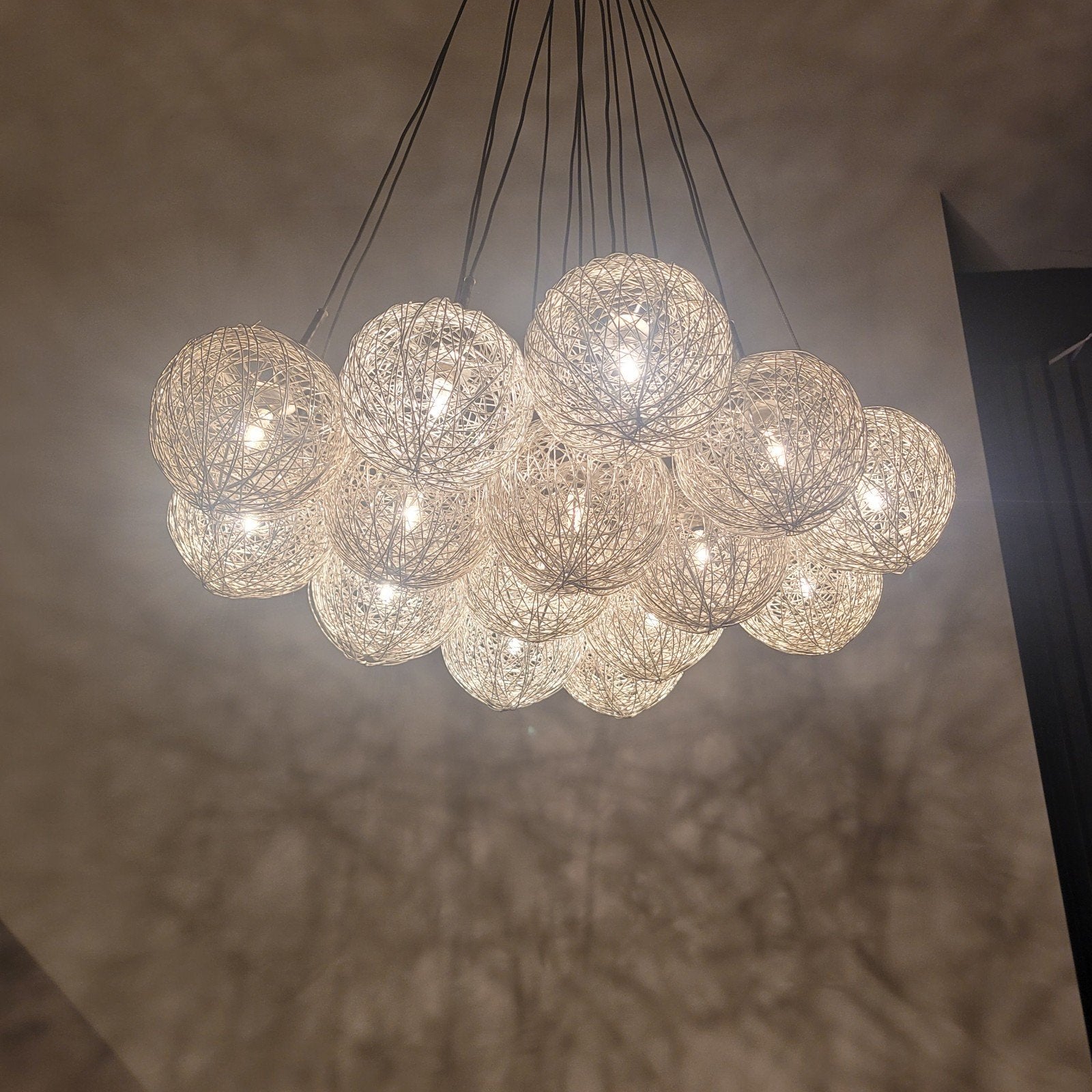 Moderne hanglamp met 16 draadbollen, Ophalen of Verzenden, Zo goed als nieuw