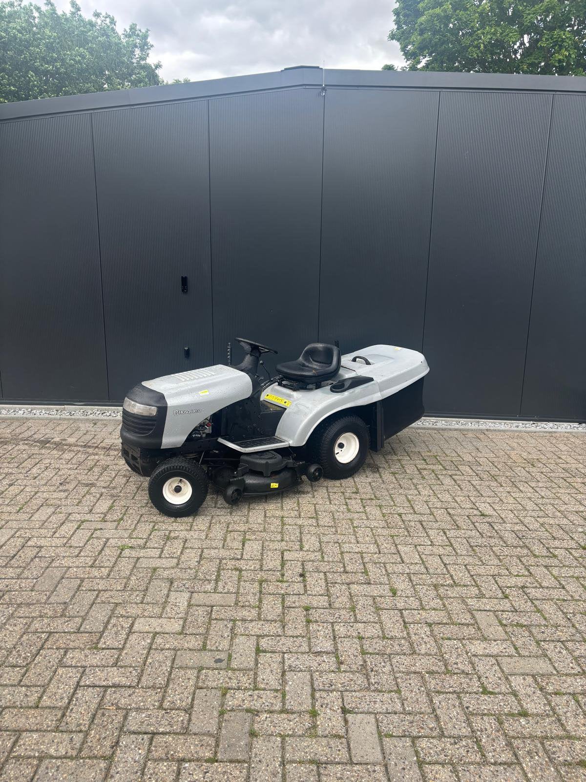 Husqvarna zitmaaier, Tuin en Terras, Zitmaaiers, Ophalen, Zo goed als nieuw, 90 tot 120 cm