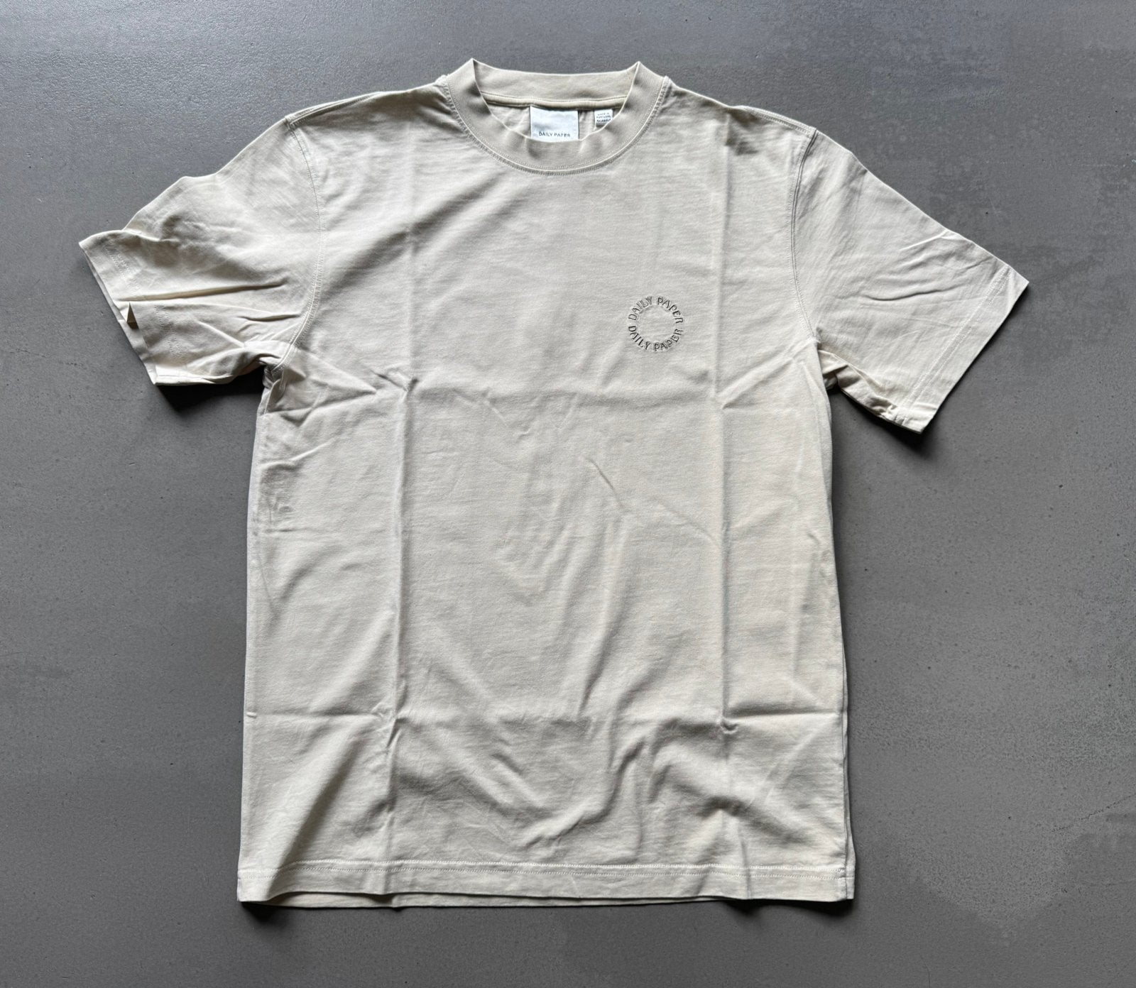 T-shirt Daily Paper beige maat S kleine borduur op borst, Ophalen of Verzenden, Gedragen, Maat 46 (S) of kleiner, Beige