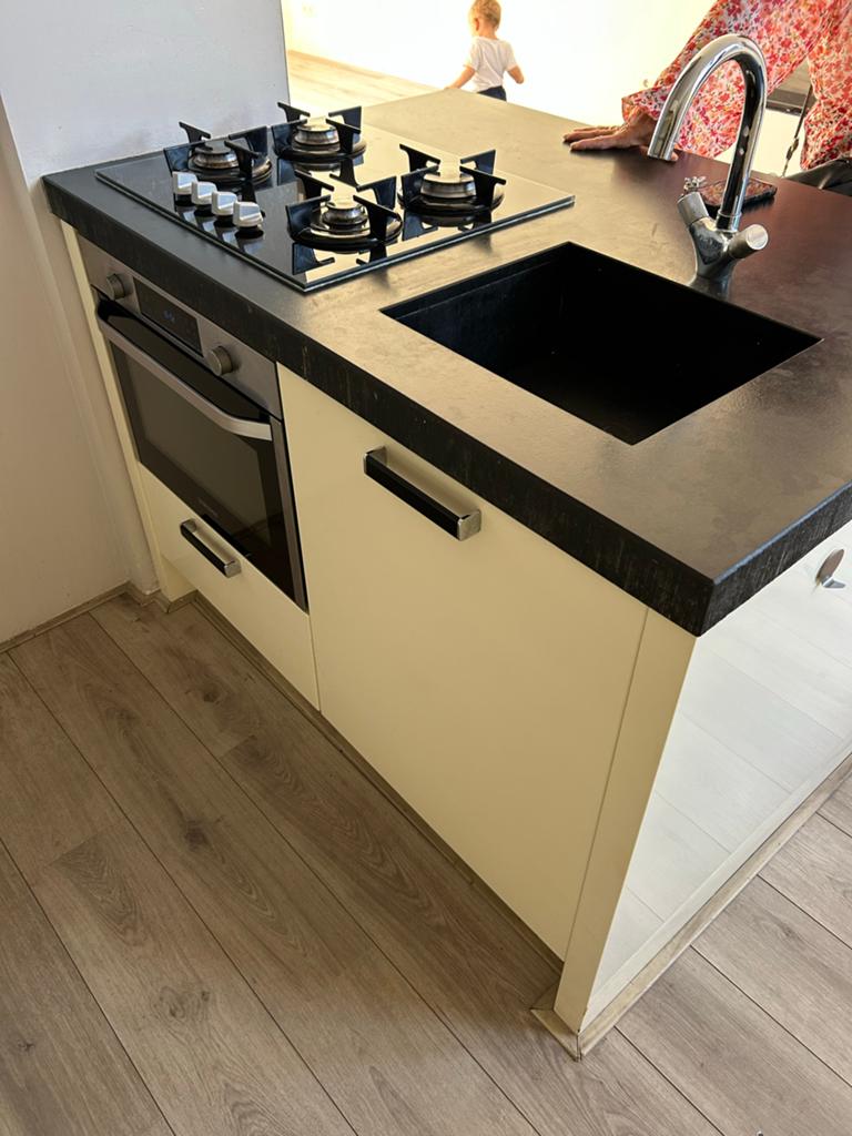 Compacte keuken met inbouwapparatuur en kookeiland, Gebruikt, Enkelwandige keuken, Ophalen of Verzenden, Kunststof