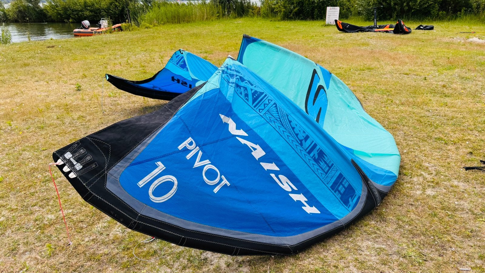 Naish Pivot 2021 S25 10m blauw, Watersport en Boten, Kitesurfen, 10 m², Geen board, Ophalen of Verzenden, Zo goed als nieuw