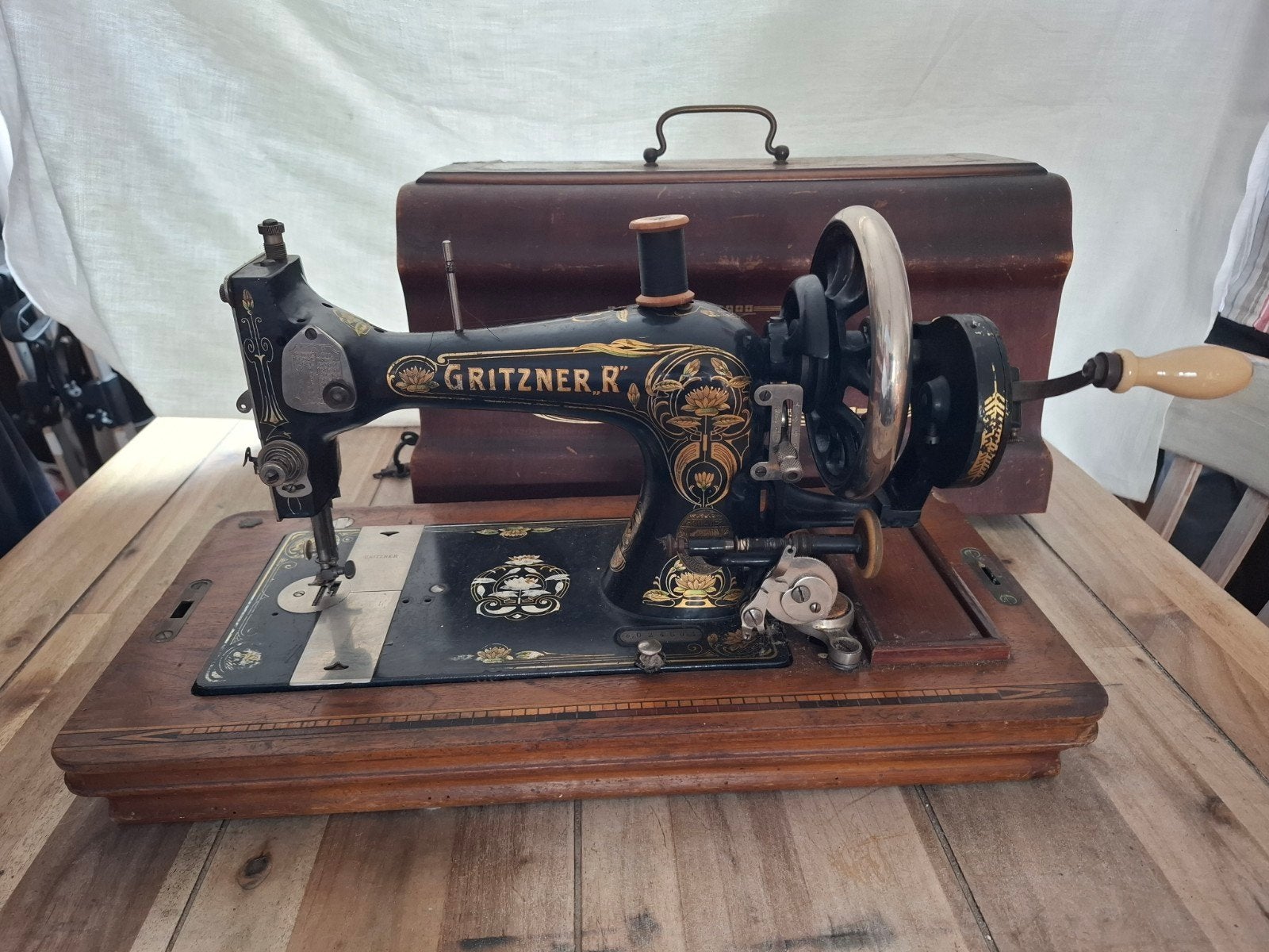 Antieke Gritzner naaimachine, handbediend met Houten Koffer, Ophalen