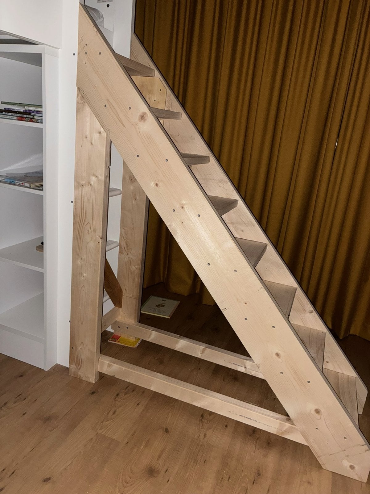 Stevige houten bibliotheektrap / hoogslapertrap, Huis en Inrichting, Kasten | Boekenkasten, Ophalen, Met plank(en), Minder dan 50 cm
