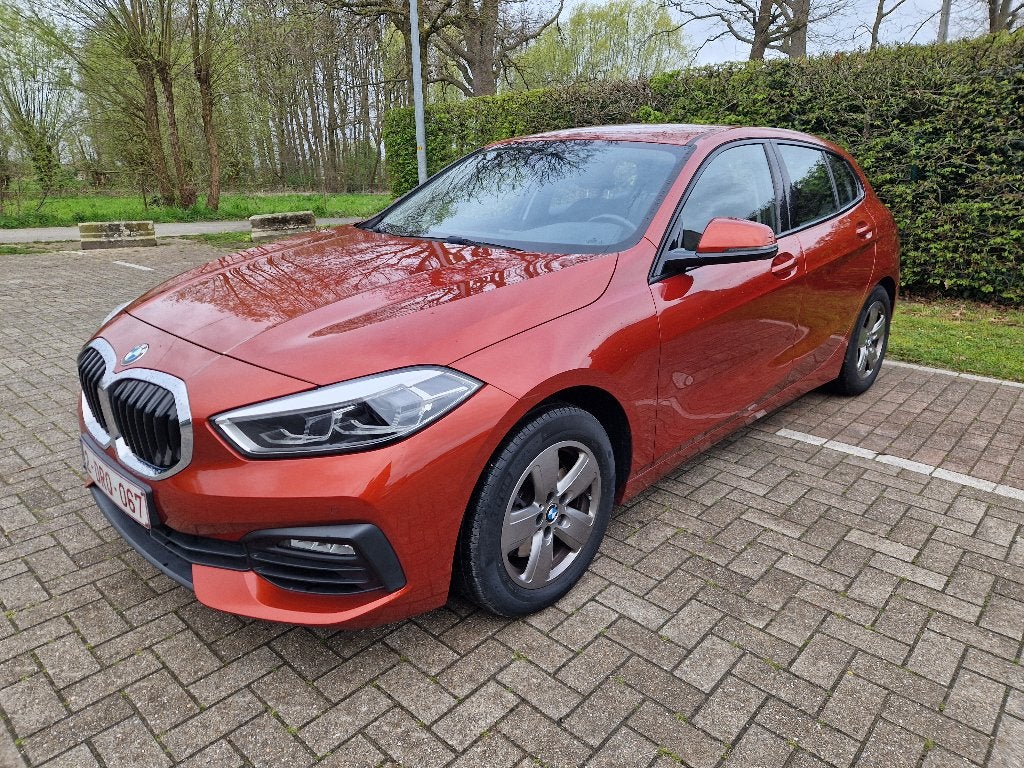 BMW 116iA*Euro 6d*CARPLAY/ANDROID*PDC*ZETELVERW*TREKHAAK*BTW, Auto's, BMW, Stof, Overige kleuren, 1500 cc, 1100 kg