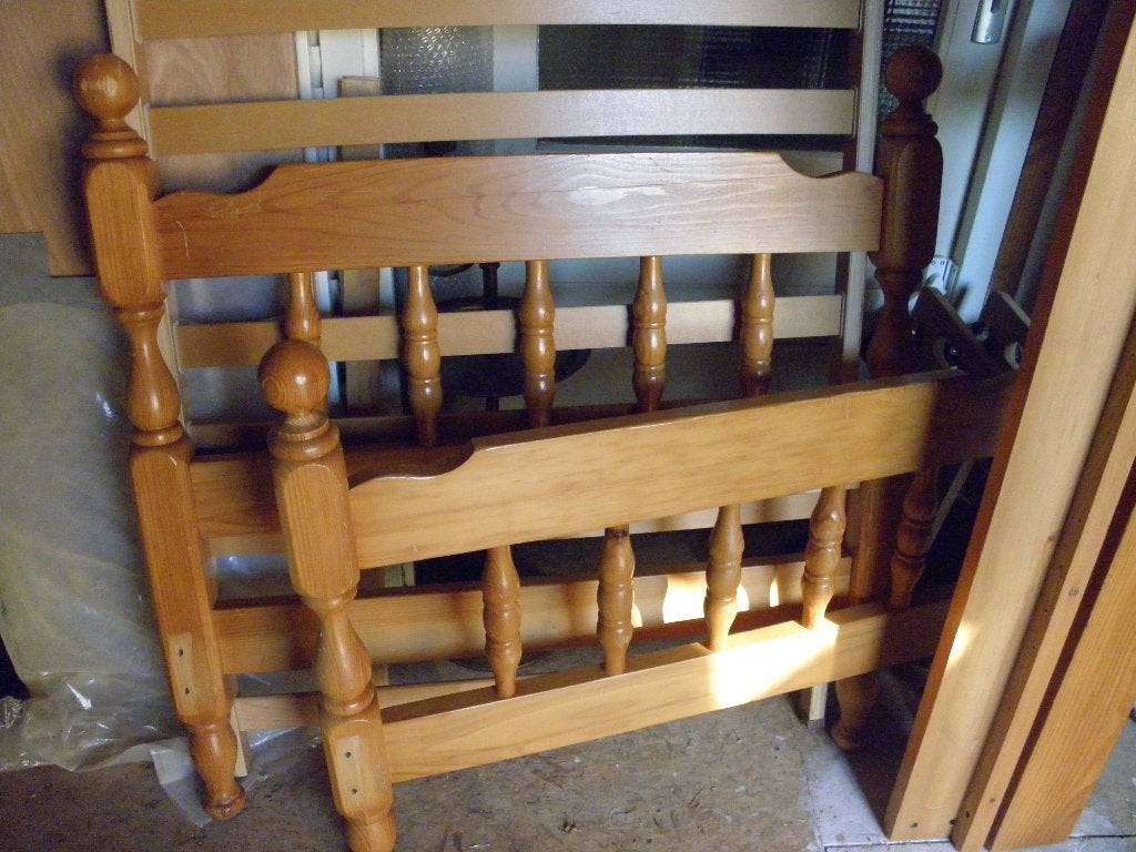 bed massief hout grenen 1 pers. Set nachtkastjes gratis, Huis en Inrichting, Ophalen, Gebruikt, 90 cm, Eenpersoons