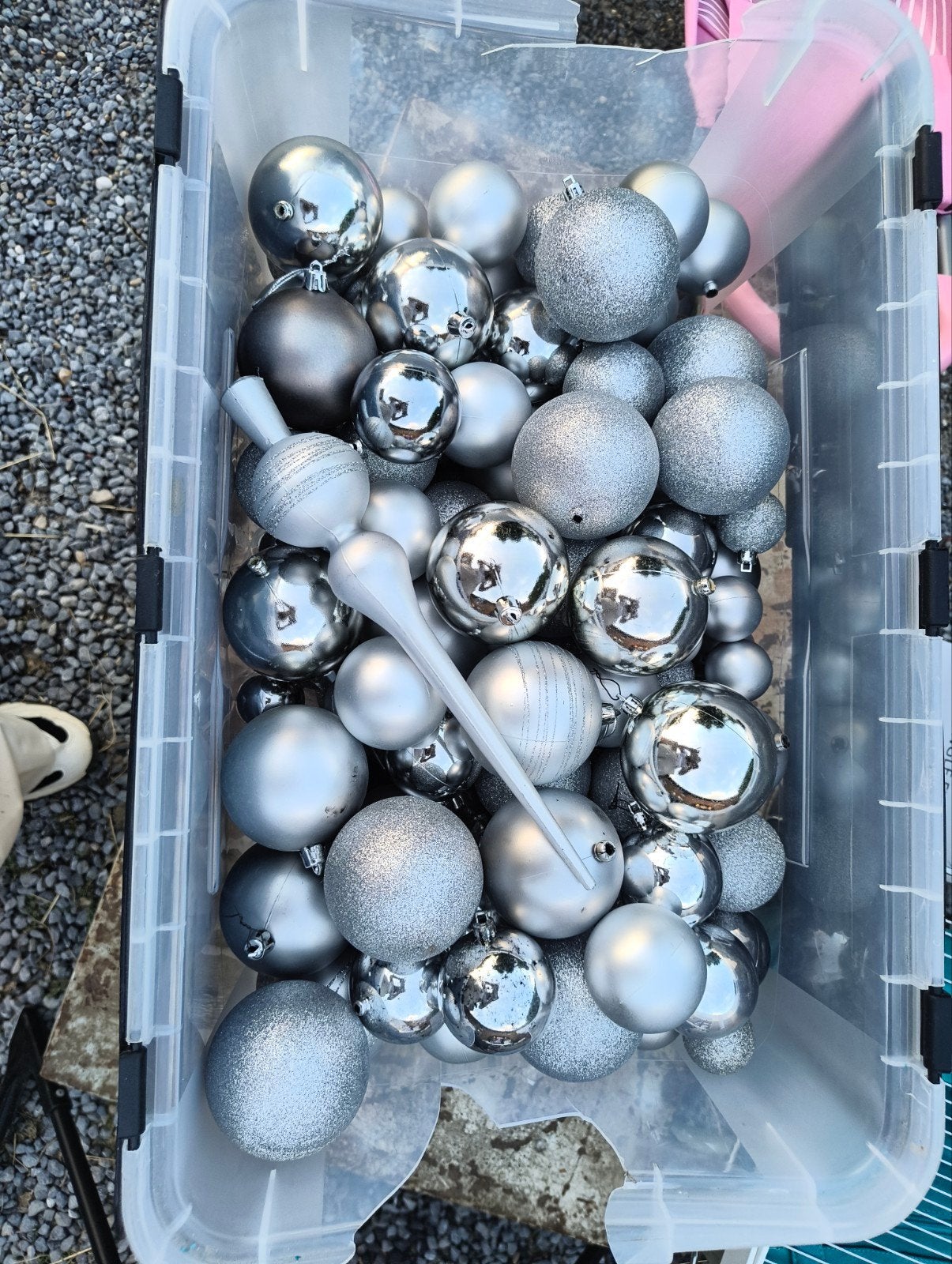 doos vol zilverkleurige kerstballen, Ophalen, Gebruikt