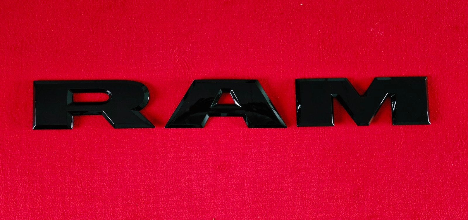 Nieuw RAM logo / embleem – zwart hoogglans – Dodge RAM, -, -, Nieuw, Ophalen of Verzenden