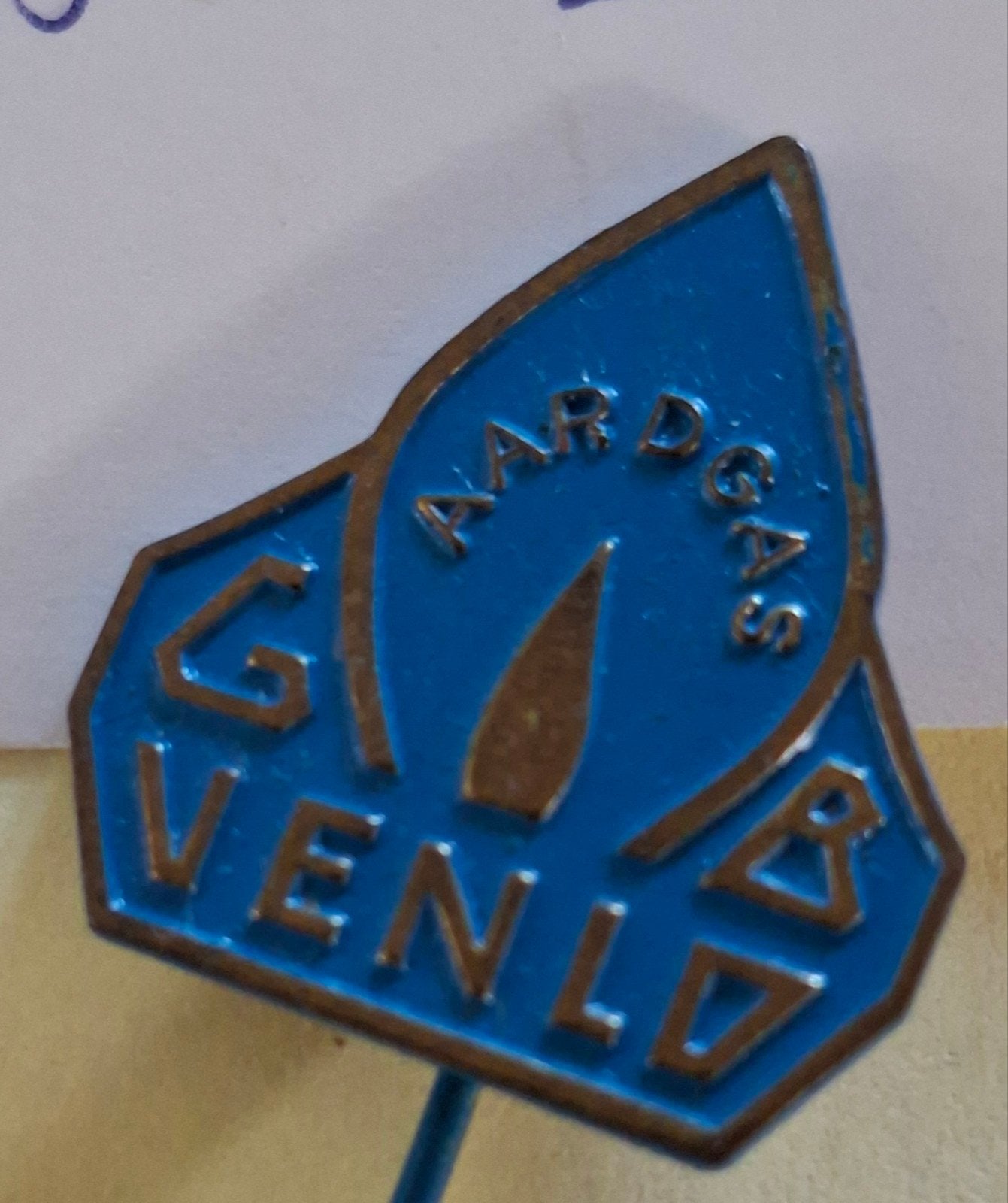vintage speldje jaren 60 GEB Venlo gas, Verzamelen, Speldjes, Pins en Buttons, Ophalen of Verzenden, Overige onderwerpen